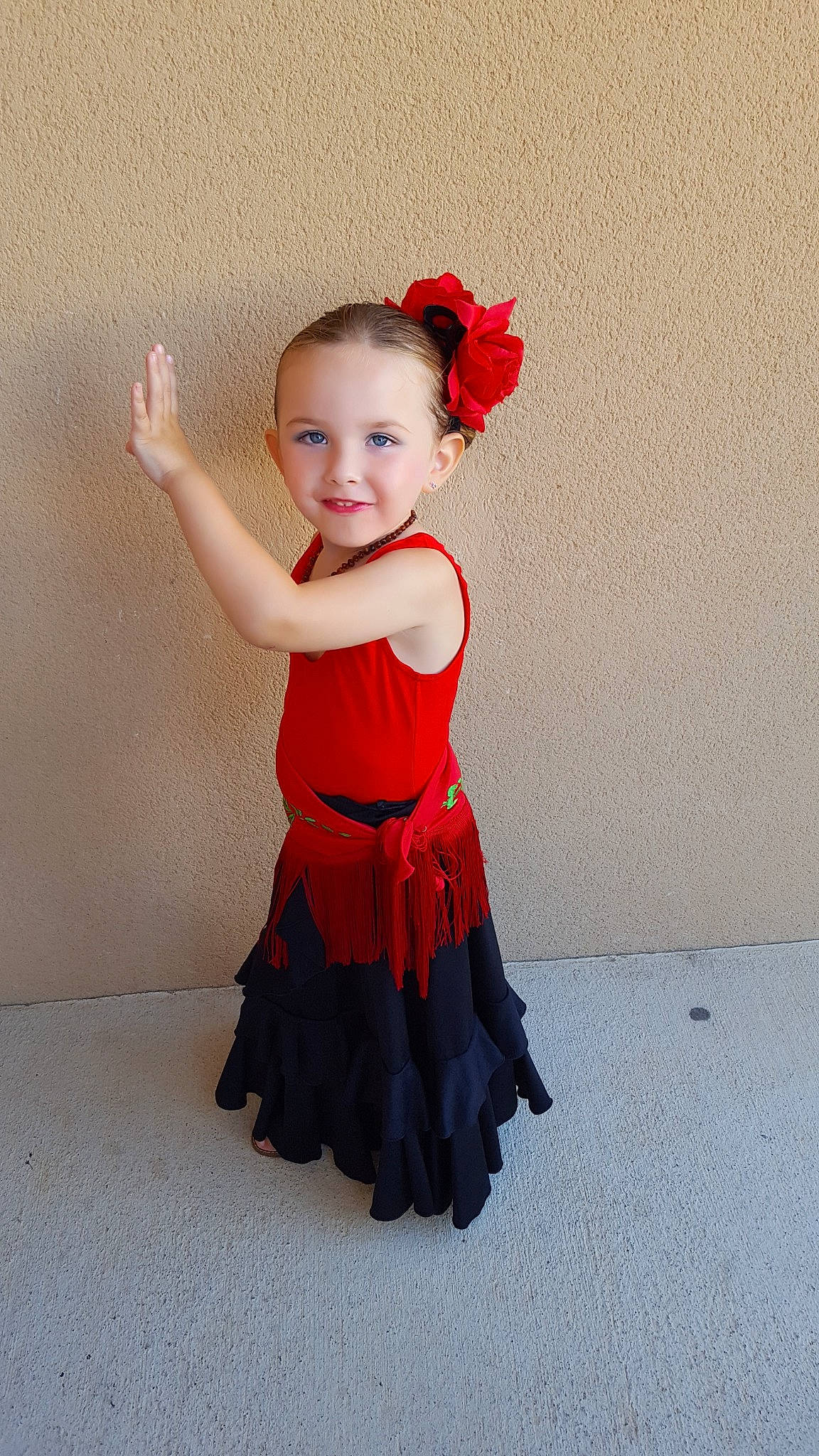 Lía participe au concours pour gagner de l'argent avec cette photo : arm, child, child_model, clothing, costume, dress, fashion_accessory, joy, person, red, ruffle, smile, textile, toddler, trunk