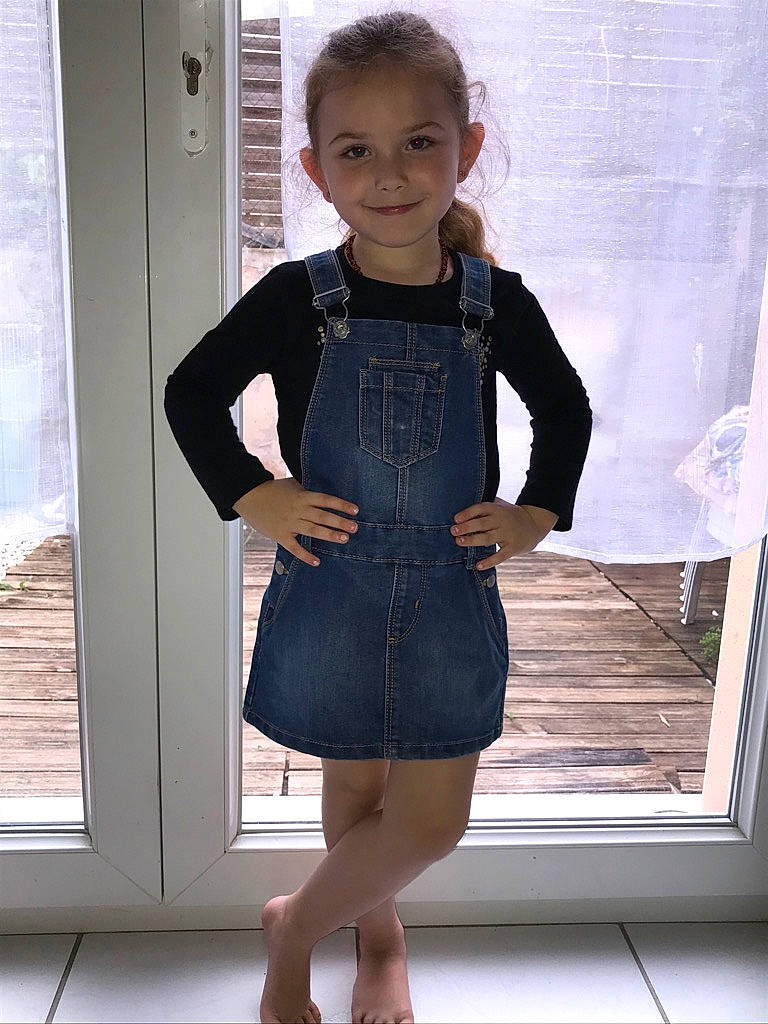 Lía participe au concours pour gagner de l'argent avec cette photo : child, child_model, clothing, costume, denim, dress, fashion, footwear, joy, outerwear, pattern, person, shoe, sleeve, standing, textile, toddler