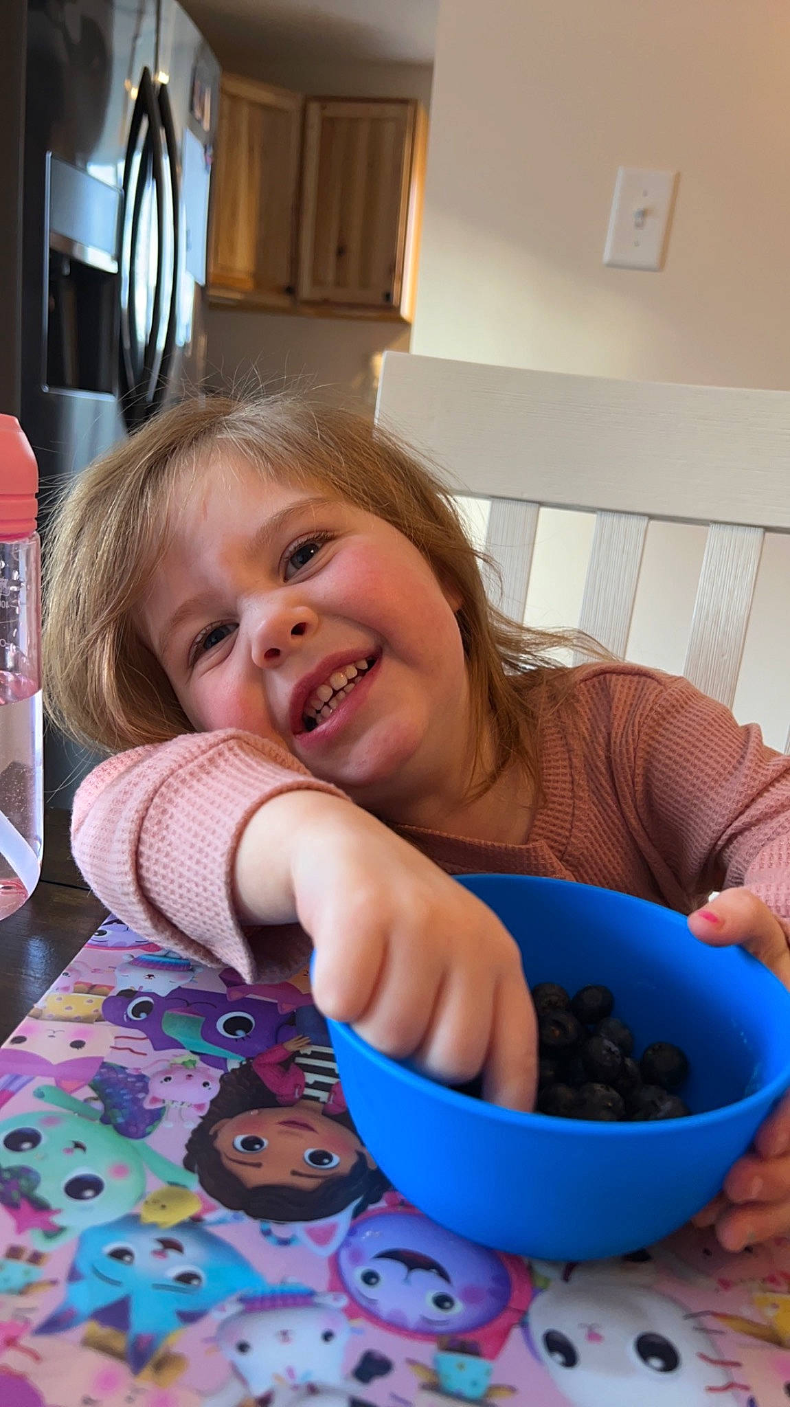 Elliot is registered to the contest to win money with this photo: bowl, child, eating, finger, food, fun, happy, ingredient, joy, laugh, nail, person, play, produce, smile, spoon, sweetness, table, tableware, thumb