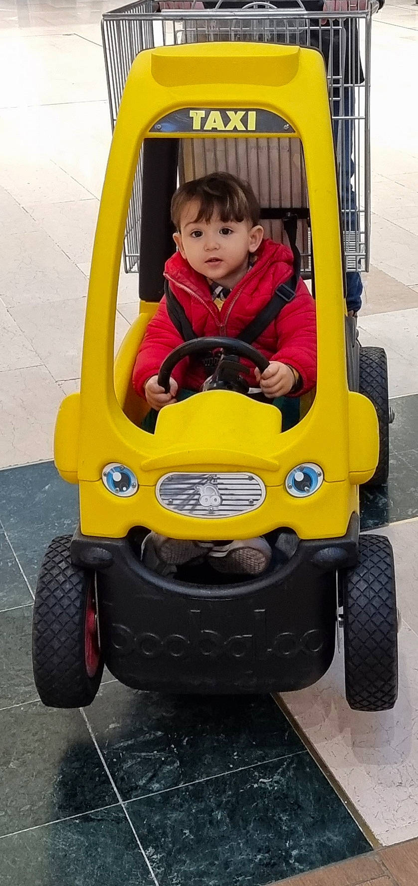 Alexi a rejoint le concours — aidez-le/la à gagner de superbes lots ! automotive_design, automotive_exterior, automotive_tire, baby, bumper, city, face, fender, fun, motor_vehicle, person, red, riding_toy, rolling, synthetic_rubber, tire, toddler, tread, vehicle, wheel