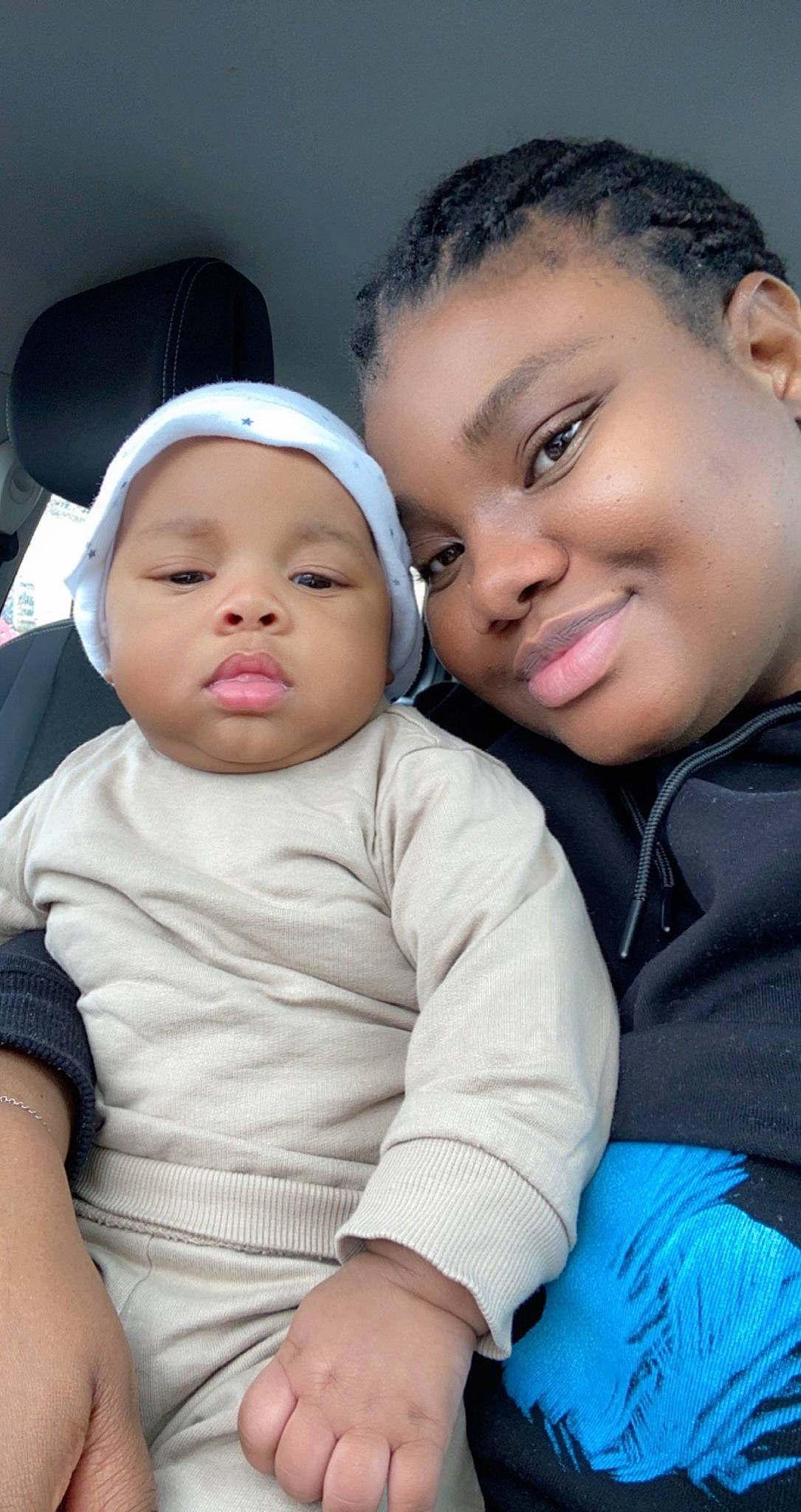 Arly participe au concours pour gagner de l'argent avec cette photo : cap, cheek, chin, eye, eyebrow, face, facial_expression, forehead, gesture, hairstyle, happy, head, headwear, interaction, iris, joy, lip, mouth, nose, person