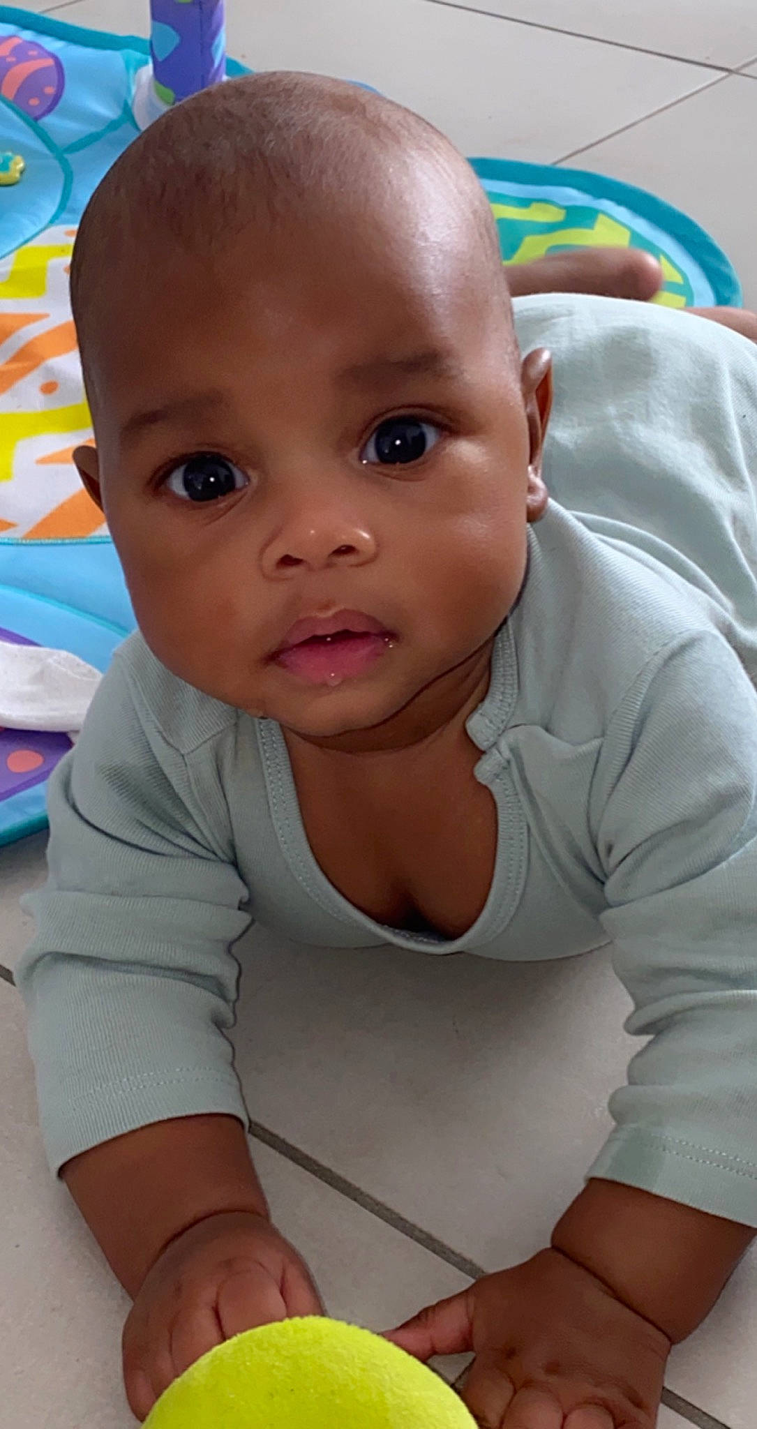 Arly a rejoint le concours — aidez-le/la à gagner de superbes lots ! arm, baby, baby_toddler_clothing, cheek, chin, comfort, eyebrow, happy, iris, joint, lip, mammal, mouth, muscle, nose, person, skin, sleeve, toddler, tummy_time