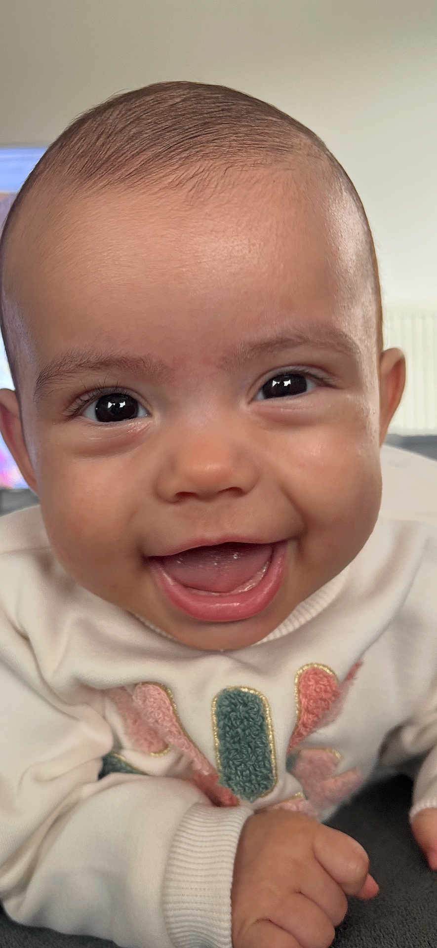 Lucia a rejoint le concours — aidez-le/la à gagner de superbes lots ! baby, smiling, face, eyes, hand, sweater, embroidery, infant, closeup, happy, cute, child, skin, mouth, tongue, indoors, person, young, portrait, joy