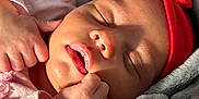 Lucia a rejoint le concours — aidez-le/la à gagner de superbes lots ! baby, sleeping, headband, red, blanket, soft, closeup, face, infant, peaceful, cozy, child, newborn, skin, hand, mouth, nose, eyelids, warmth, portrait