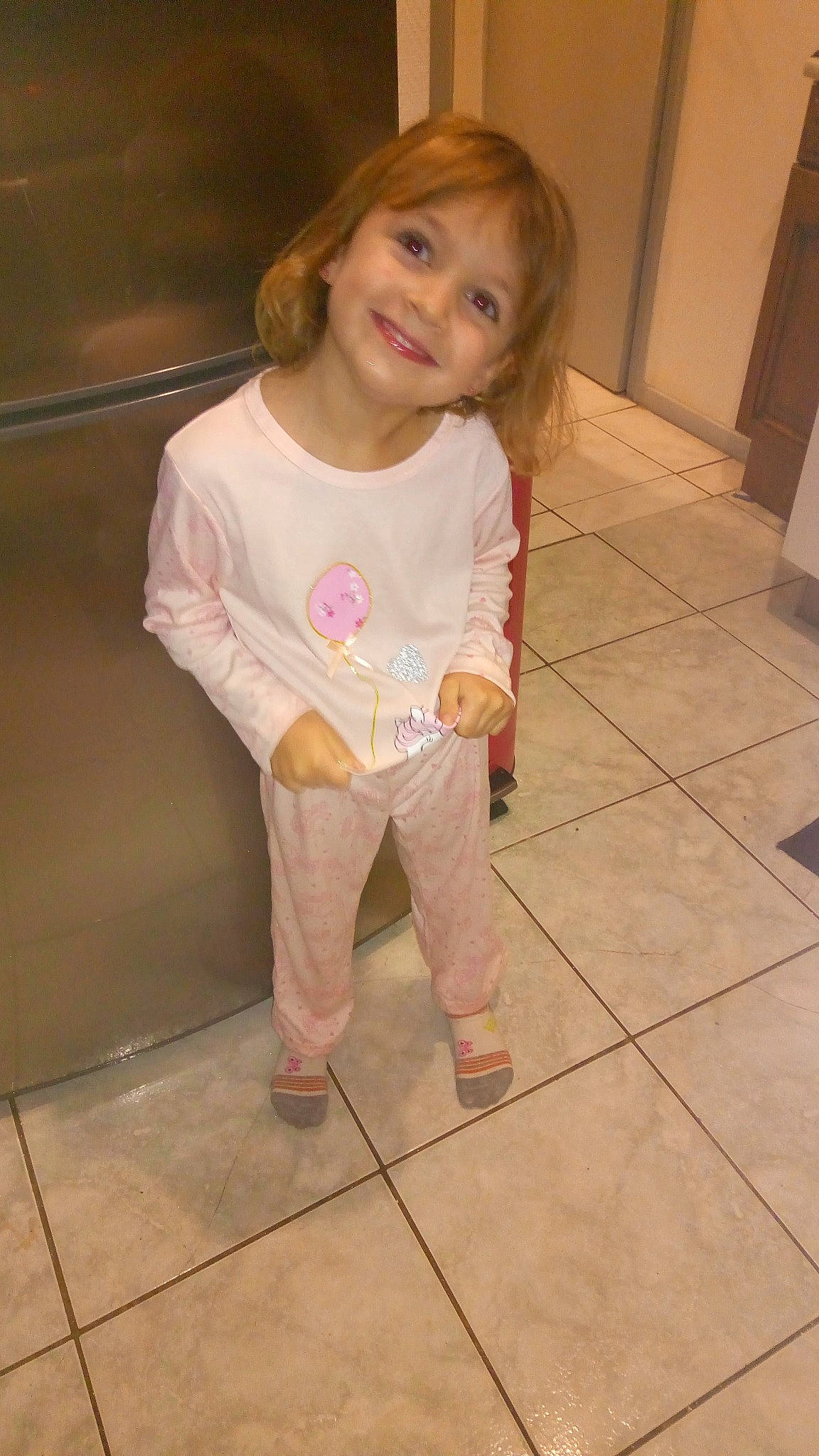 Julia a rejoint le concours — aidez-le/la à gagner de superbes lots ! cheek, chin, eye, face, floor, flooring, fun, hair, happy, head, joy, leg, lip, long_hair, nose, person, skin, sleeve, smile, t_shirt