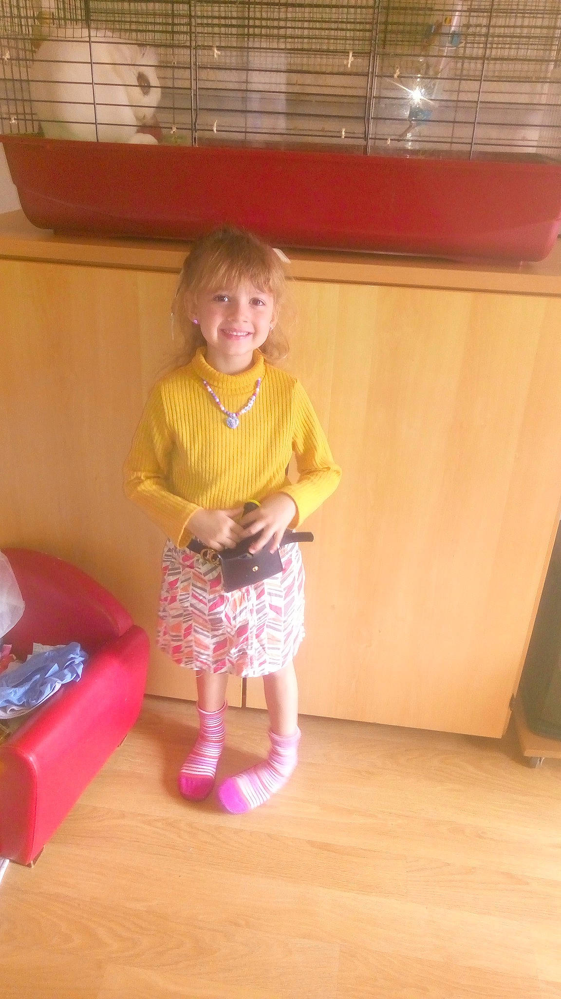 Julia a rejoint le concours — aidez-le/la à gagner de superbes lots ! baby_toddler_clothing, child, floor, flooring, fun, hardwood, head, human_leg, joint, joy, magenta, person, pink, shoulder, skin, sleeve, smile, sock, standing, toddler