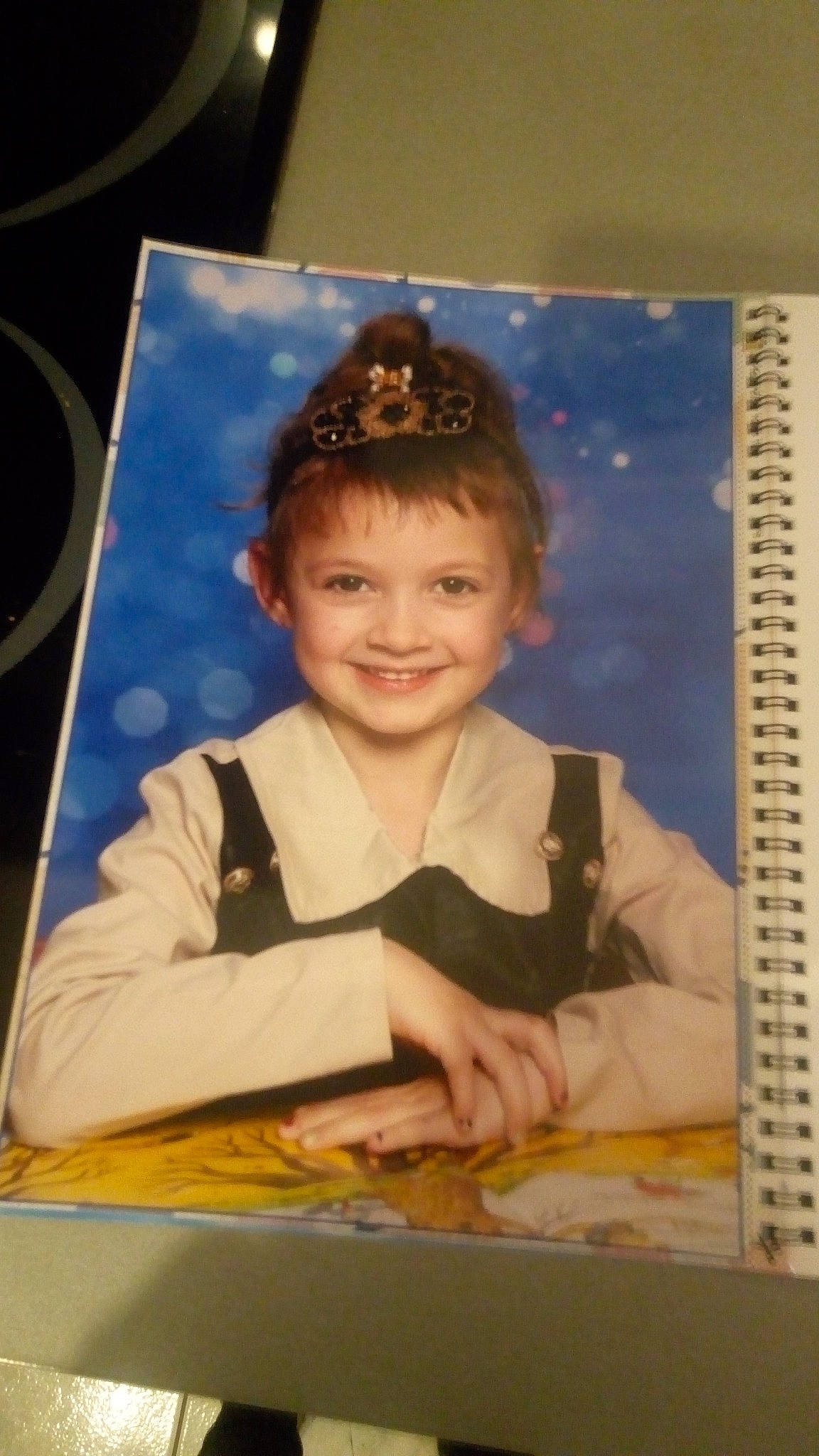 Julia a rejoint le concours — aidez-le/la à gagner de superbes lots ! art, cheek, child, craft, facial_expression, fun, hairstyle, happy, illustration, joy, painting, pattern, person, photo_caption, picture_frame, rectangle, room, smile, space, toddler