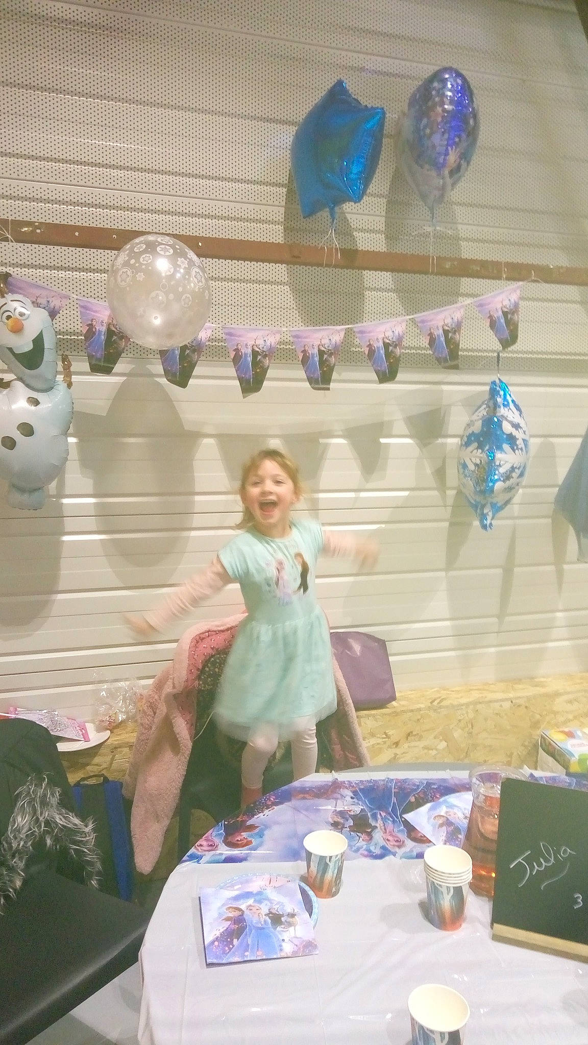 Julia a rejoint le concours — aidez-le/la à gagner de superbes lots ! balloon, blue, ceiling, chair, event, fashion_design, fun, glass, happy, linens, party, party_supply, person, plate, purple, room, smile, table, tableware, textile