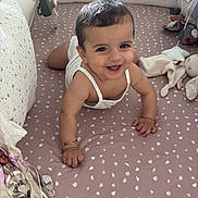 Elina participe au concours pour gagner de l'argent avec cette photo : baby, bedroom, bracelet, child, crawling, cushions, cute, face, happy, indoor, infant, person, pink_sheet, planets, polka_dots, rocket, smiling, soft_toys, space_theme, white_clothing