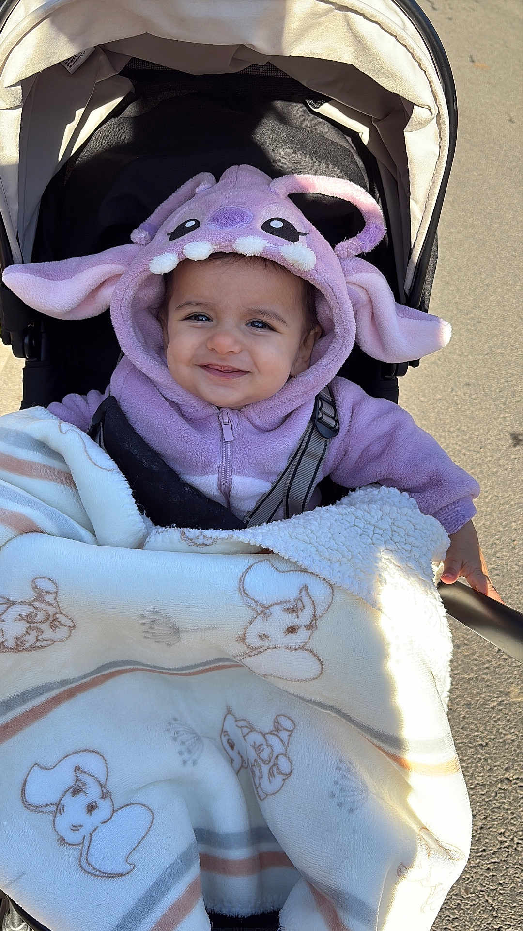 Elina a rejoint le concours — aidez-le/la à gagner de superbes lots ! toddler, child, smiling, hoodie, purple, blanket, stroller, outdoor, sunlight, happy, cute, baby, warm_clothing, cartoon, character, face, person, cozy, portrait, daylight