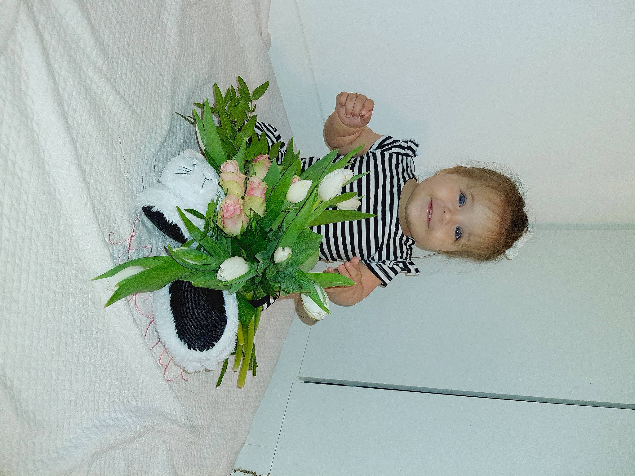 Adelina a rejoint le concours — aidez-le/la à gagner de superbes lots ! arm, artificial_flower, bouquet, child, creative_arts, cut_flowers, event, floral_design, floristry, flower, flower_arranging, flowering_plant, flowerpot, gesture, happy, joy, person, petal, plant, smile