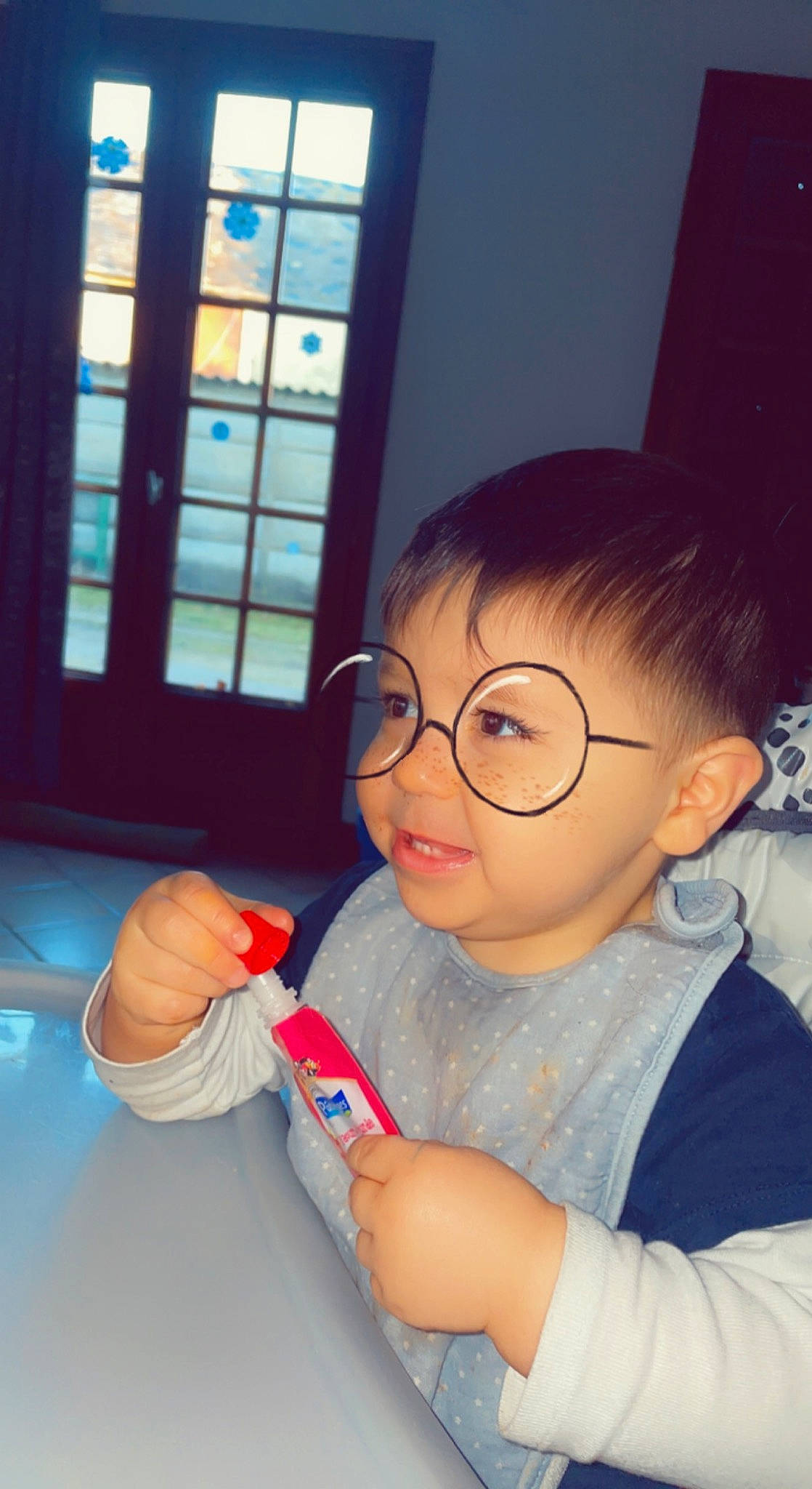 Rayane participe au concours pour gagner de l'argent avec cette photo : child, eyewear, finger, fun, gesture, glasses, happy, lip, mouth, nail, nose, person, recreation, skin, sleeve, t_shirt, thumb, toddler, toy, vision_care