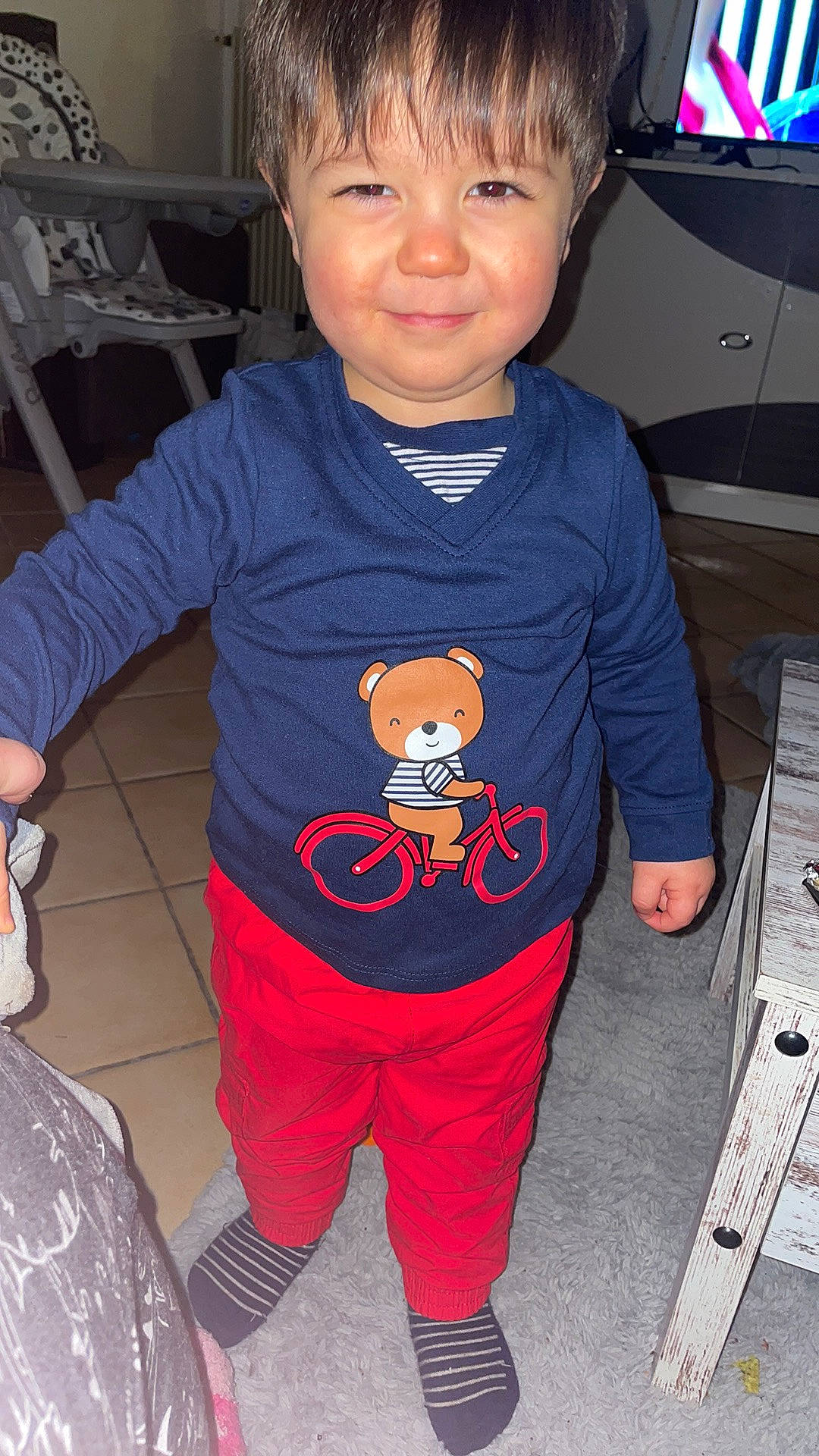 Rayane a rejoint le concours — aidez-le/la à gagner de superbes lots ! art, baby_toddler_clothing, carmine, child, clothing, cool, flooring, fun, happy, head, human, logo, organ, pattern, person, sleeve, smile, snapshot, standing, t_shirt