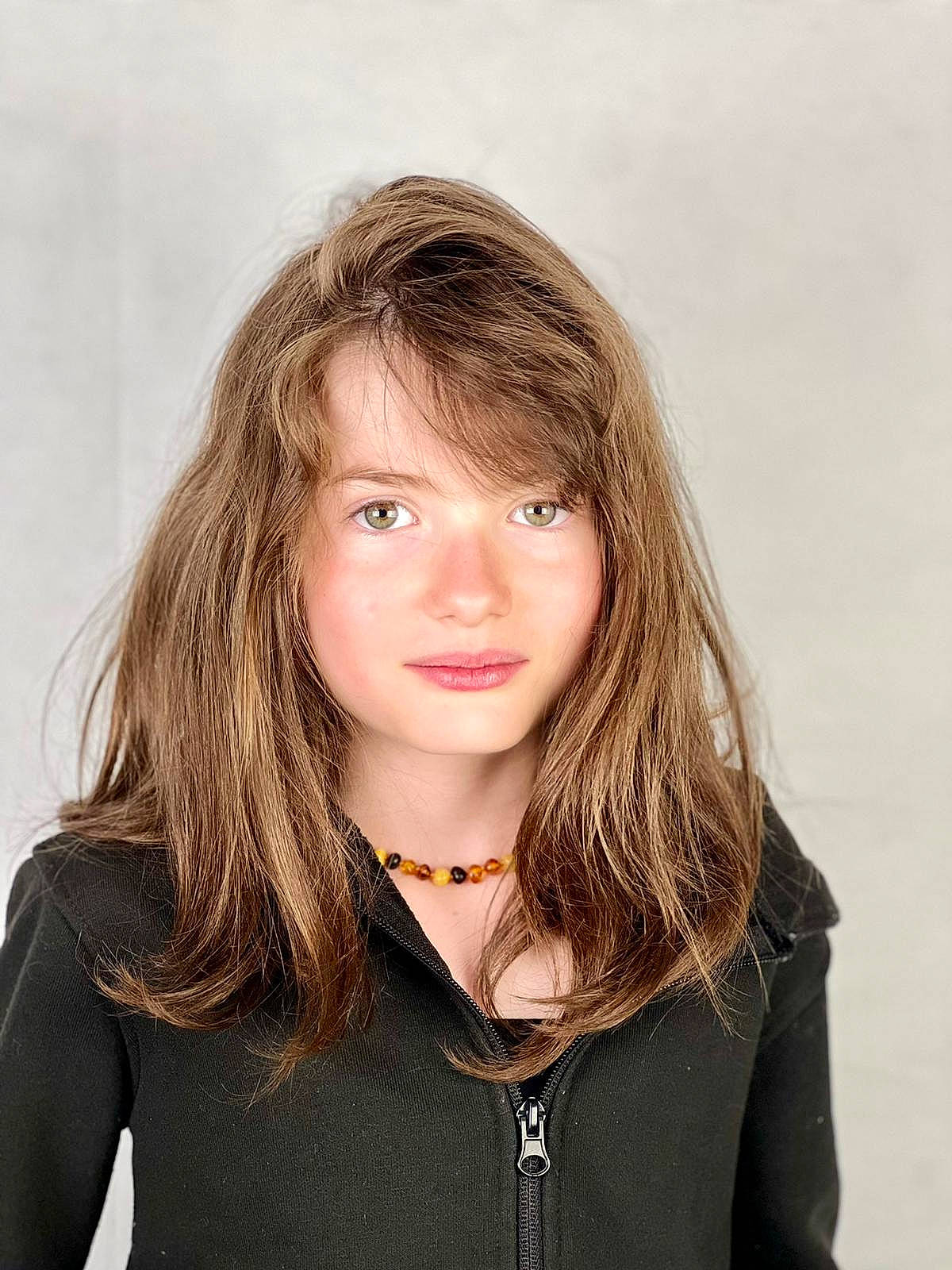 Céléna a rejoint le concours — aidez-le/la à gagner de superbes lots ! cheek, chin, clothing, eyebrow, eyelash, flash_photography, forehead, gesture, happy, iris, jaw, layered_hair, lip, mouth, neck, nose, outerwear, person, skin, sleeve