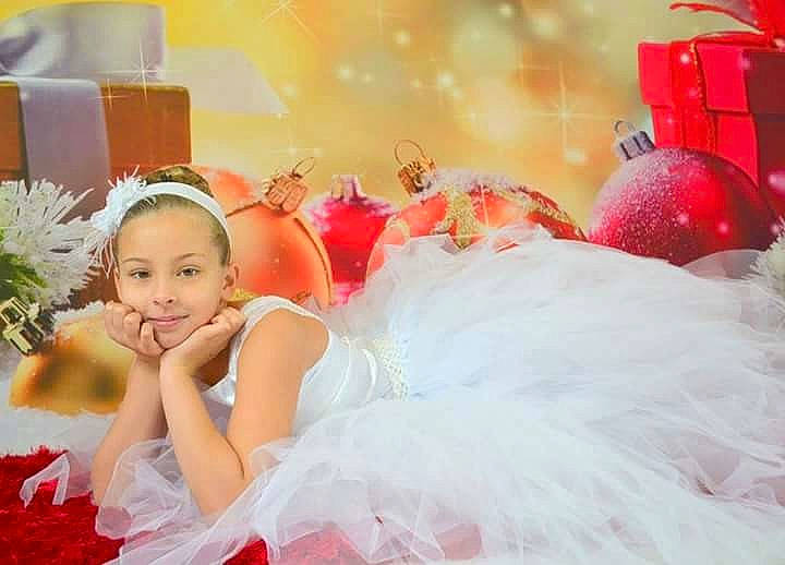 Typhaine participe au concours pour gagner de l'argent avec cette photo : ballet_tutu, child, fun, girl, gown, hair_accessory, happiness, infant, joy, person, petal, pink, smile, toddler