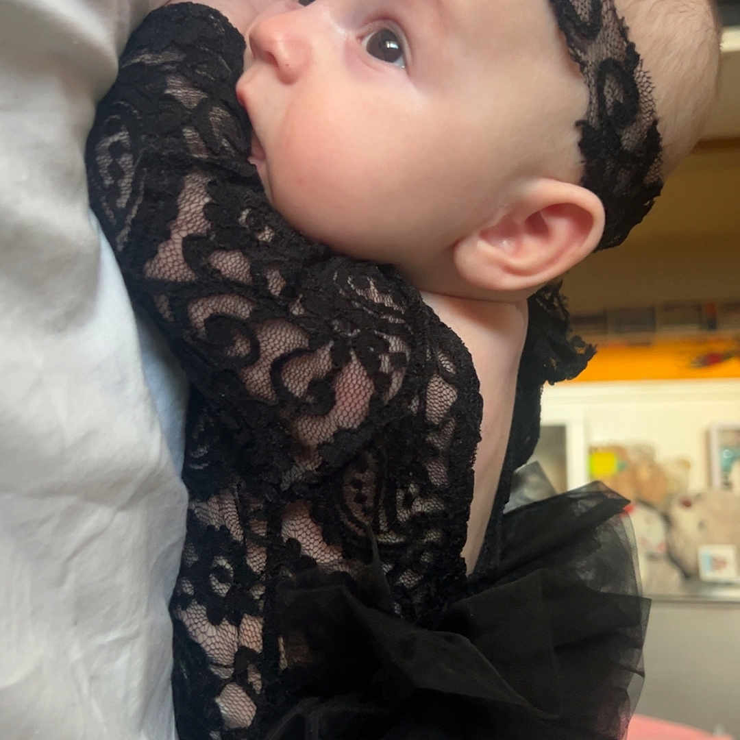 Mia a rejoint le concours — aidez-le/la à gagner de superbes lots ! adorable, baby, black_lace, child, closeup, clothing, cute, eyes, face, fashion, headband, holding, home, indoor, infant, person, portrait, soft_light, tulle, young