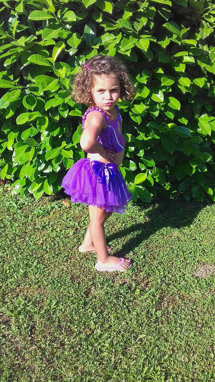 Tahina participe au concours pour gagner de l'argent avec cette photo : child, child_model, clothing, costume, dress, flower, grass, green, lavender, leaf, lilac, pattern, person, photography, plant, purple, smile, spring, summer, toddler