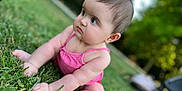 Elyna a rejoint le concours — aidez-le/la à gagner de superbes lots ! baby, child, chubby_cheeks, cute, cute_expression, daylight, grass, greenery, hands, infant, legs, nature, outdoor, pink_clothing, portrait, sitting, skin, soft_focus, summer, wide_eyes