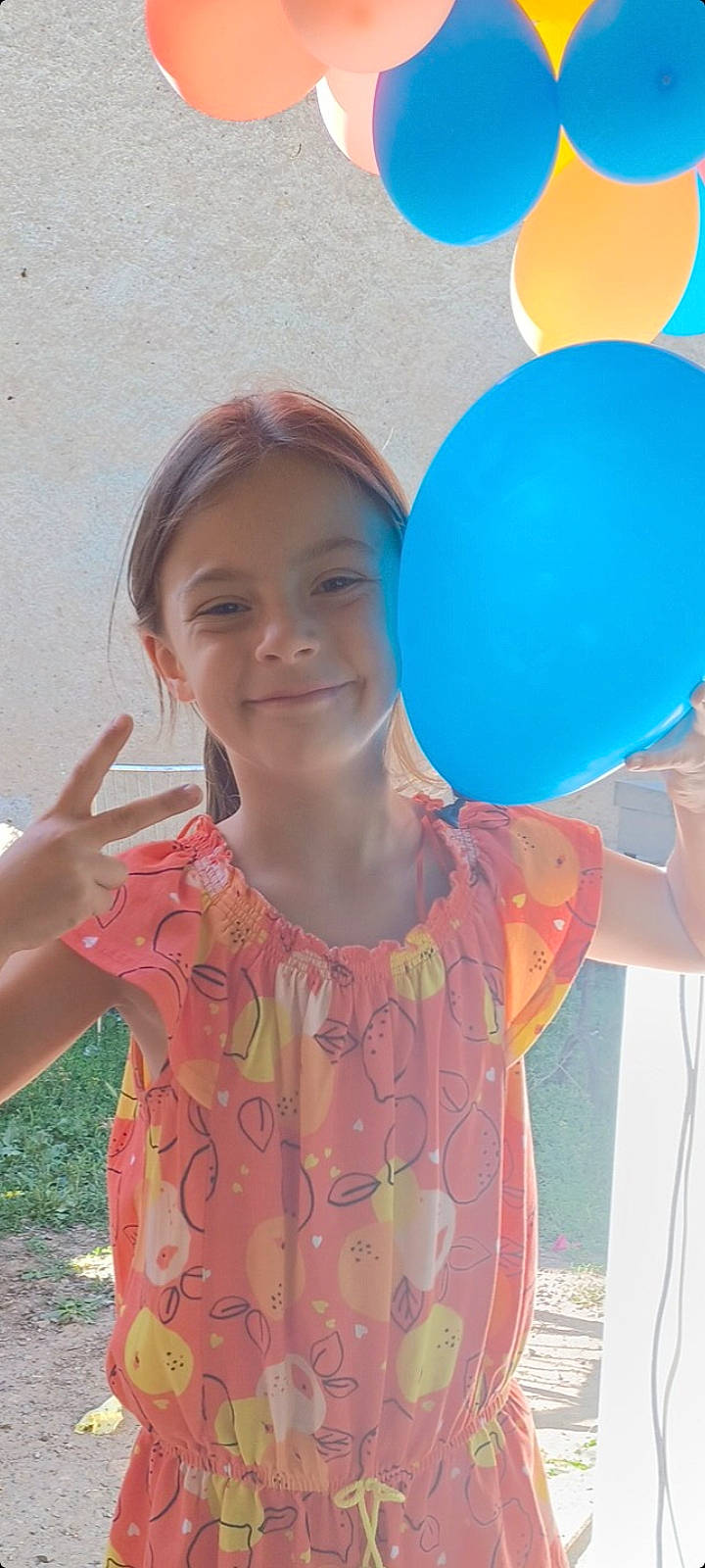 Shaneyl participe au concours pour gagner de l'argent avec cette photo : balloon, child, electric_blue, event, facial_expression, finger, fun, gesture, happy, human, joy, leisure, magenta, organ, party_supply, person, pink, recreation, shoulder, smile