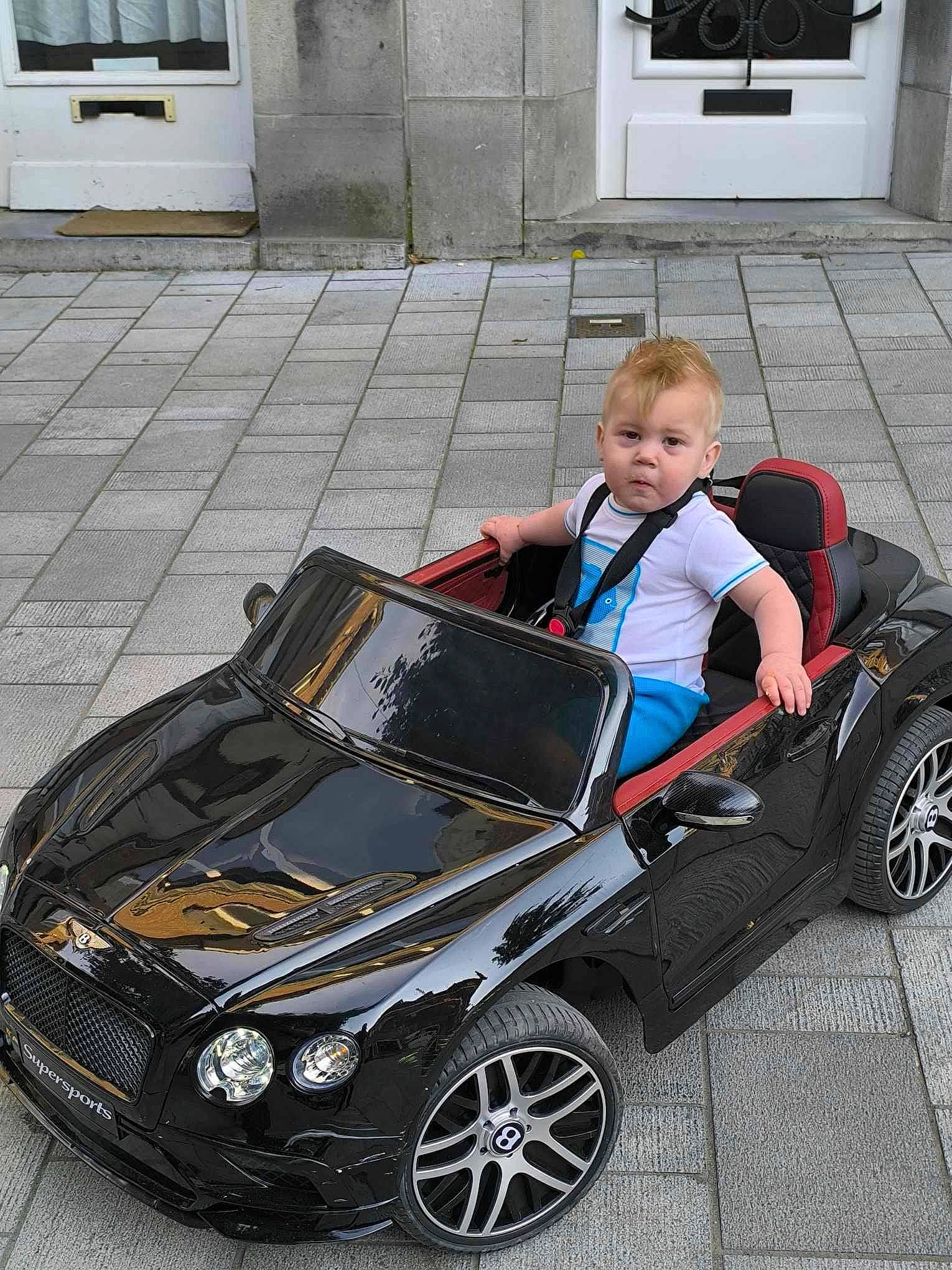 Tiyo participe au concours pour gagner de l'argent avec cette photo : alloy_wheel, automotive_design, automotive_exterior, automotive_lighting, automotive_tire, automotive_wheel_system, bumper, car, fender, grille, headlamp, hood, mode_of_transport, motor_vehicle, person, personal_luxury_car, rim, tire, vehicle, vehicle_door