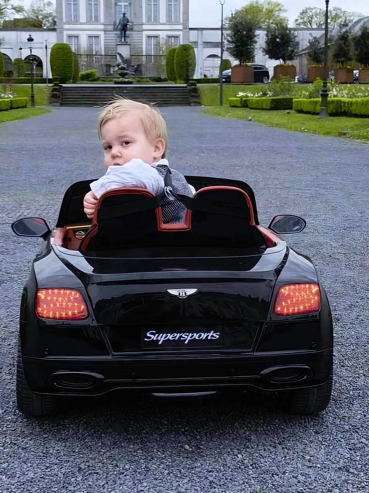 Tiyo participe au concours pour gagner de l'argent avec cette photo : asphalt, automotive_design, automotive_exterior, automotive_lighting, automotive_tire, automotive_wheel_system, baby, building, bumper, car, grass, motor_vehicle, person, plant, sky, tire, toddler, travel, tree, vehicle