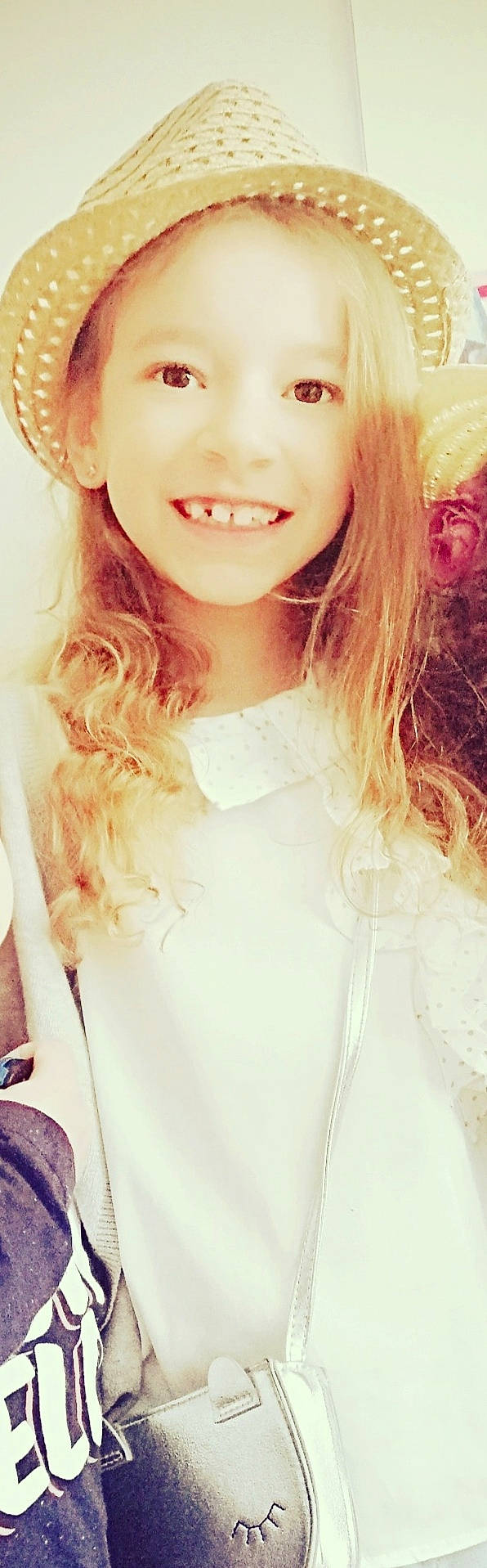 Elyna a rejoint le concours — aidez-le/la à gagner de superbes lots ! beauty, blond, cheek, chin, cool, eye, eyelash, face, hair, hairstyle, headwear, jaw, joy, lip, long_hair, mouth, nose, person, pink, selfie