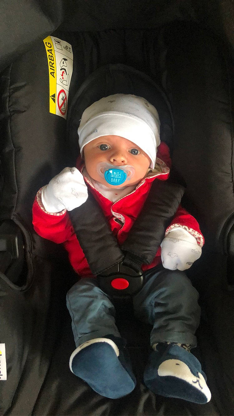 Maelo participe au concours pour gagner de l'argent avec cette photo : baby, baby_carriage, baby_products, beanie, cap, car_seat, carmine, chair, cheek, comfort, electric_blue, event, fun, glove, headwear, lap, person, recreation, sitting, toddler