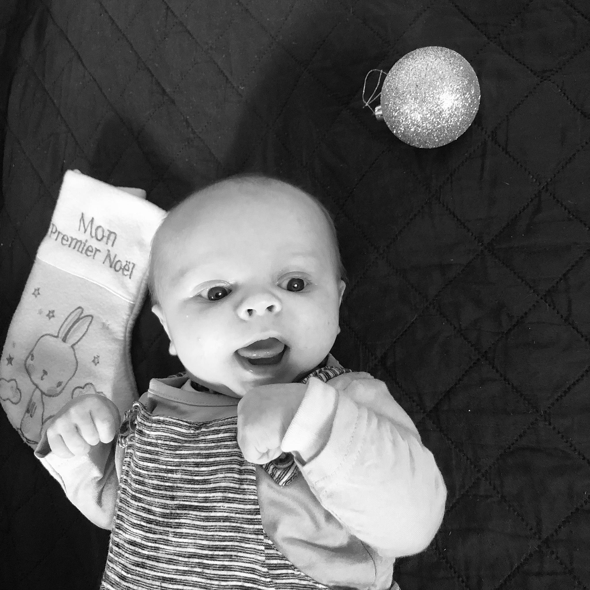 Maelo participe au concours pour gagner de l'argent avec cette photo : art, baby, baby_toddler_clothing, black, black_and_white, cheek, child, design, flash_photography, gesture, happy, headgear, monochrome, monochrome_photography, person, photograph, sleeve, snapshot, style, toddler