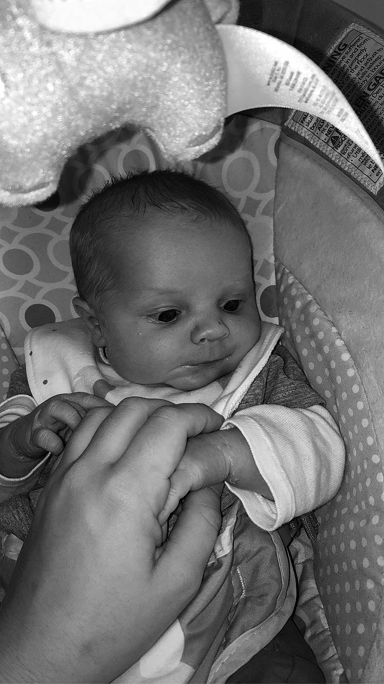 Maelo a rejoint le concours — aidez-le/la à gagner de superbes lots ! arm, baby, black, black_and_white, cheek, comfort, eye, eyebrow, finger, gesture, hand, head, iris, lip, mouth, nose, organ, person, skin, style