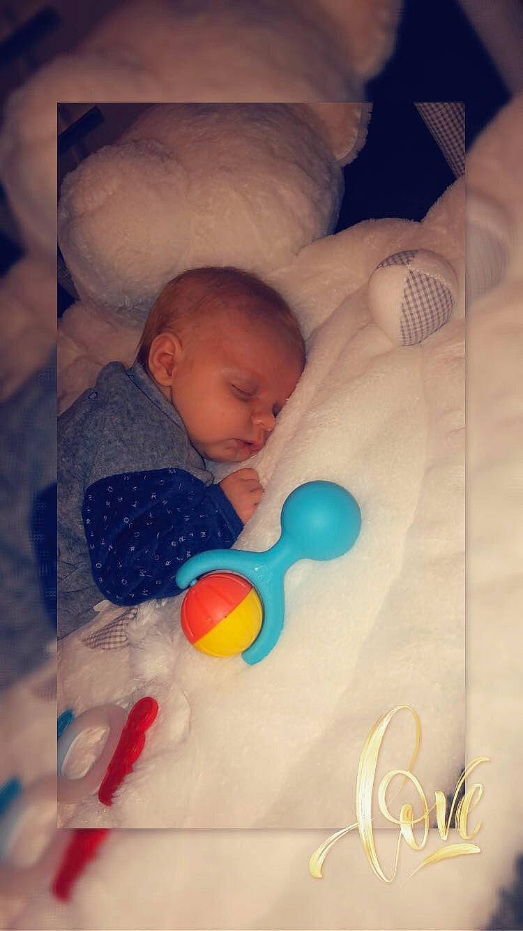 Maelo a rejoint le concours — aidez-le/la à gagner de superbes lots ! baby, baby_sleeping, cheek, chin, cloud, comfort, cool, eye, eyebrow, face, finger, hand, head, human_body, infant_bed, iris, mouth, nose, person, skin