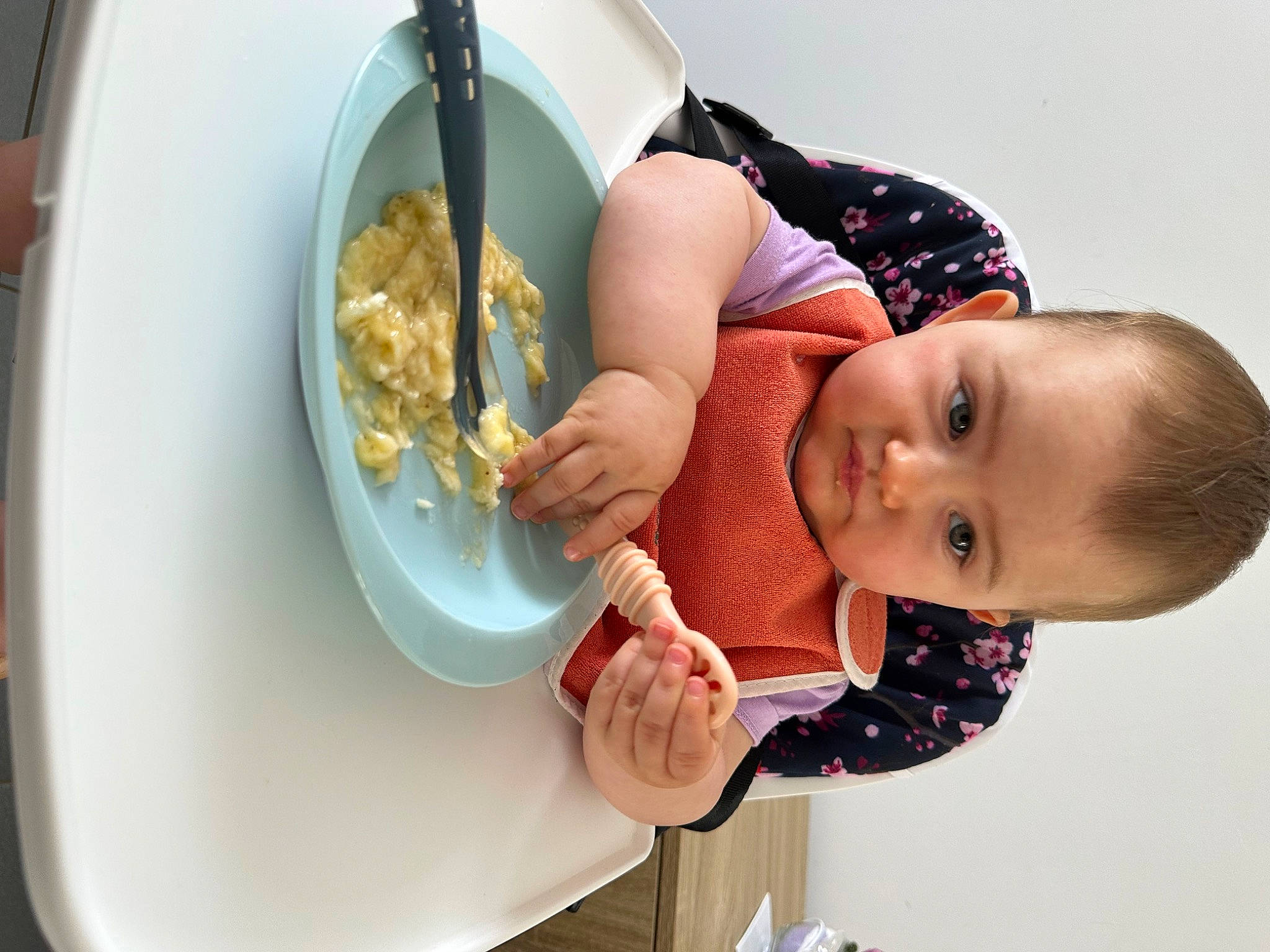 Mila a rejoint le concours — aidez-le/la à gagner de superbes lots ! baby, baby_toddler_clothing, bowl, chair, child, comfort_food, cuisine, dishware, food, fruit, fun, happy, ingredient, person, plate, platter, recipe, room, smile, tableware
