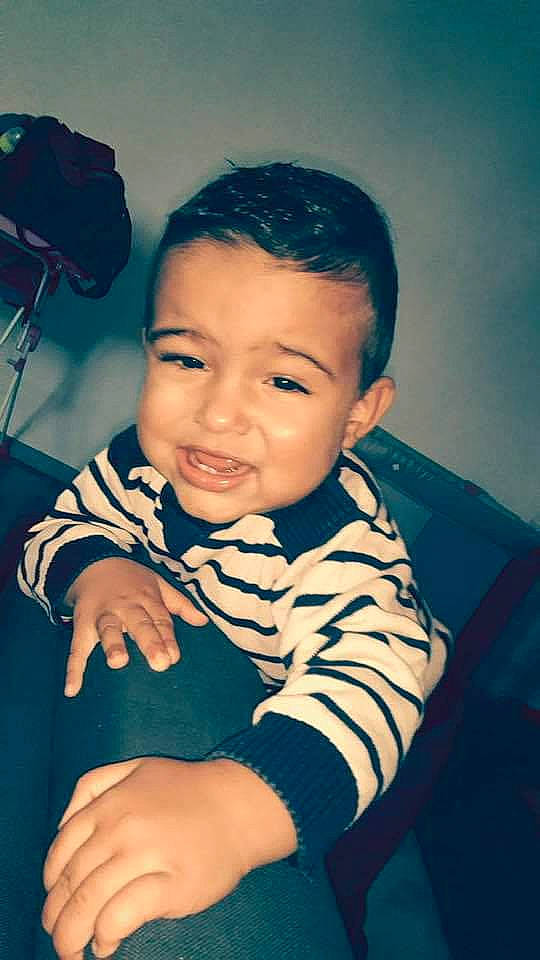 Sofian participe au concours pour gagner de l'argent avec cette photo : arm, blue, cheek, chin, eyebrow, flash_photography, forehead, gesture, hand, happy, human_body, iris, lip, mouth, neck, nose, person, shoulder, skin, sleeve