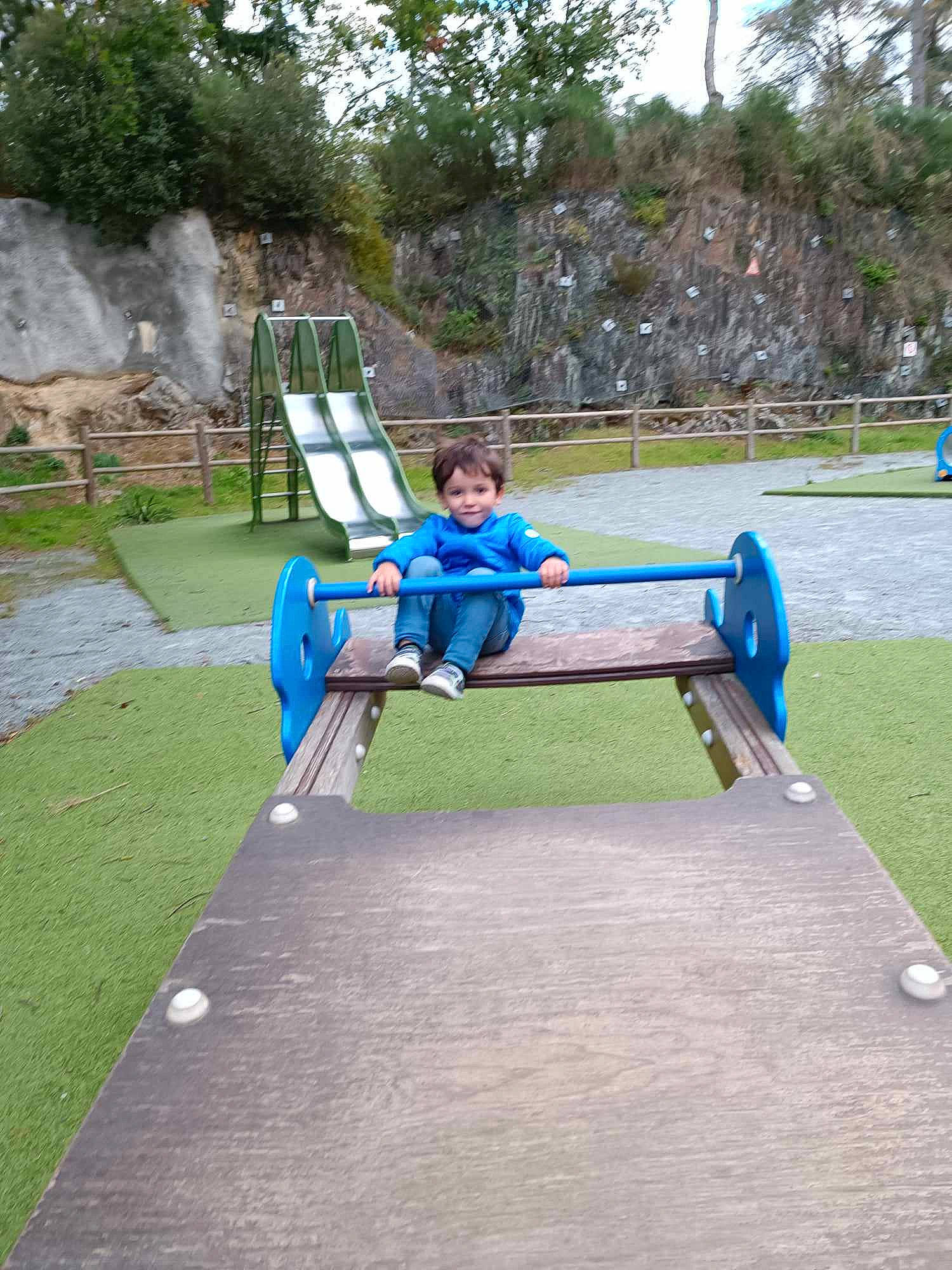 Ismail a rejoint le concours — aidez-le/la à gagner de superbes lots ! chute, city, electric_blue, fun, grass, joy, leisure, outdoor_furniture, outdoor_play_equipment, palm_tree, person, plant, playground, recreation, sitting, sky, tree, water, wood