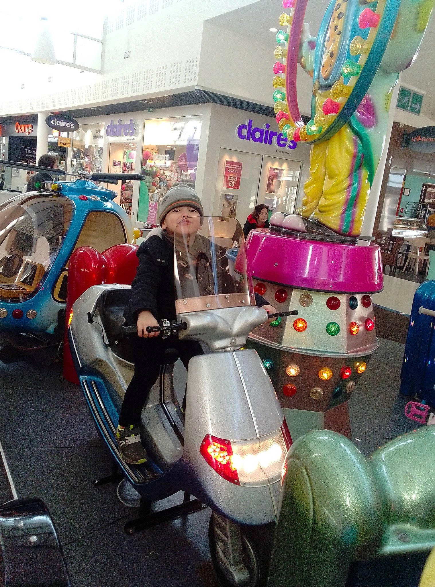 Ismail a rejoint le concours — aidez-le/la à gagner de superbes lots ! amusement_ride, auto_part, automotive_design, automotive_exterior, automotive_lighting, automotive_tire, automotive_wheel_system, city, event, fender, fun, headwear, leisure, mode_of_transport, motor_vehicle, nonbuilding_structure, parking, person, recreation, tire