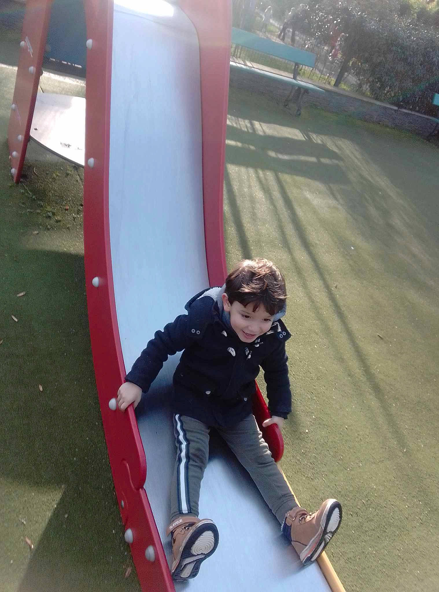 Ismail participe au concours pour gagner de l'argent avec cette photo : asphalt, boardsport, concrete, extreme_sport, fun, helmet, human_leg, individual_sports, joy, knee, leisure, outdoor_recreation, person, personal_protective_equipment, recreation, rolling, skateboard, skateboarder, sports, sports_equipment