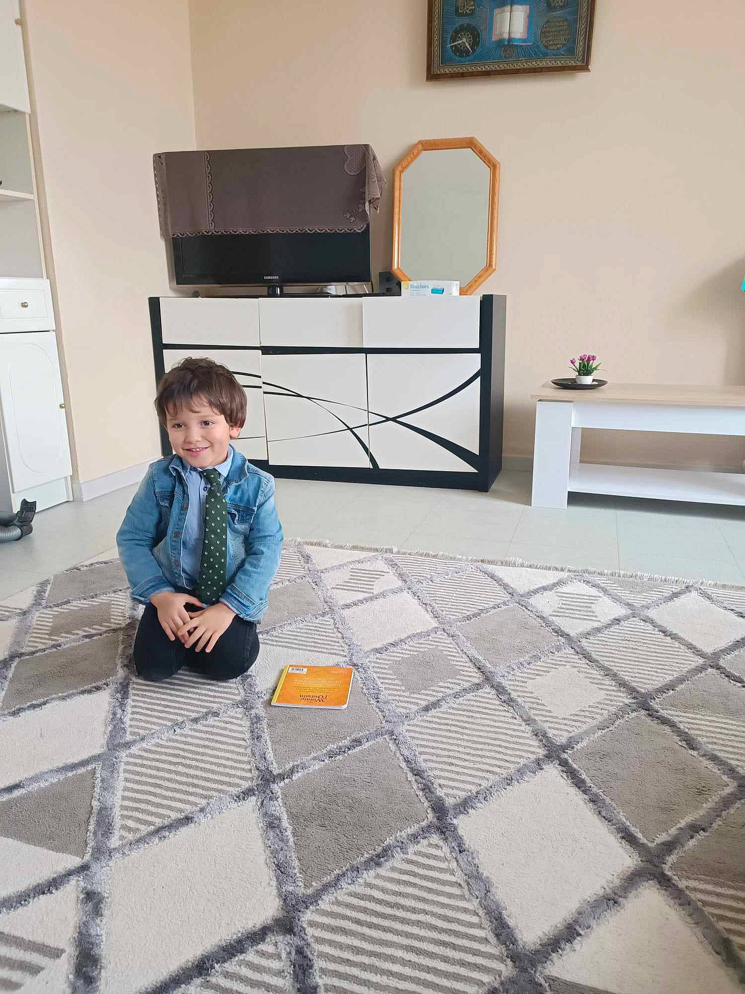 Ismail participe au concours pour gagner de l'argent avec cette photo : beauty, child, comfort, door, drawer, floor, flooring, hardwood, house, joy, laminate_flooring, musical_instrument, person, play, rectangle, road_surface, room, sitting, television, toddler