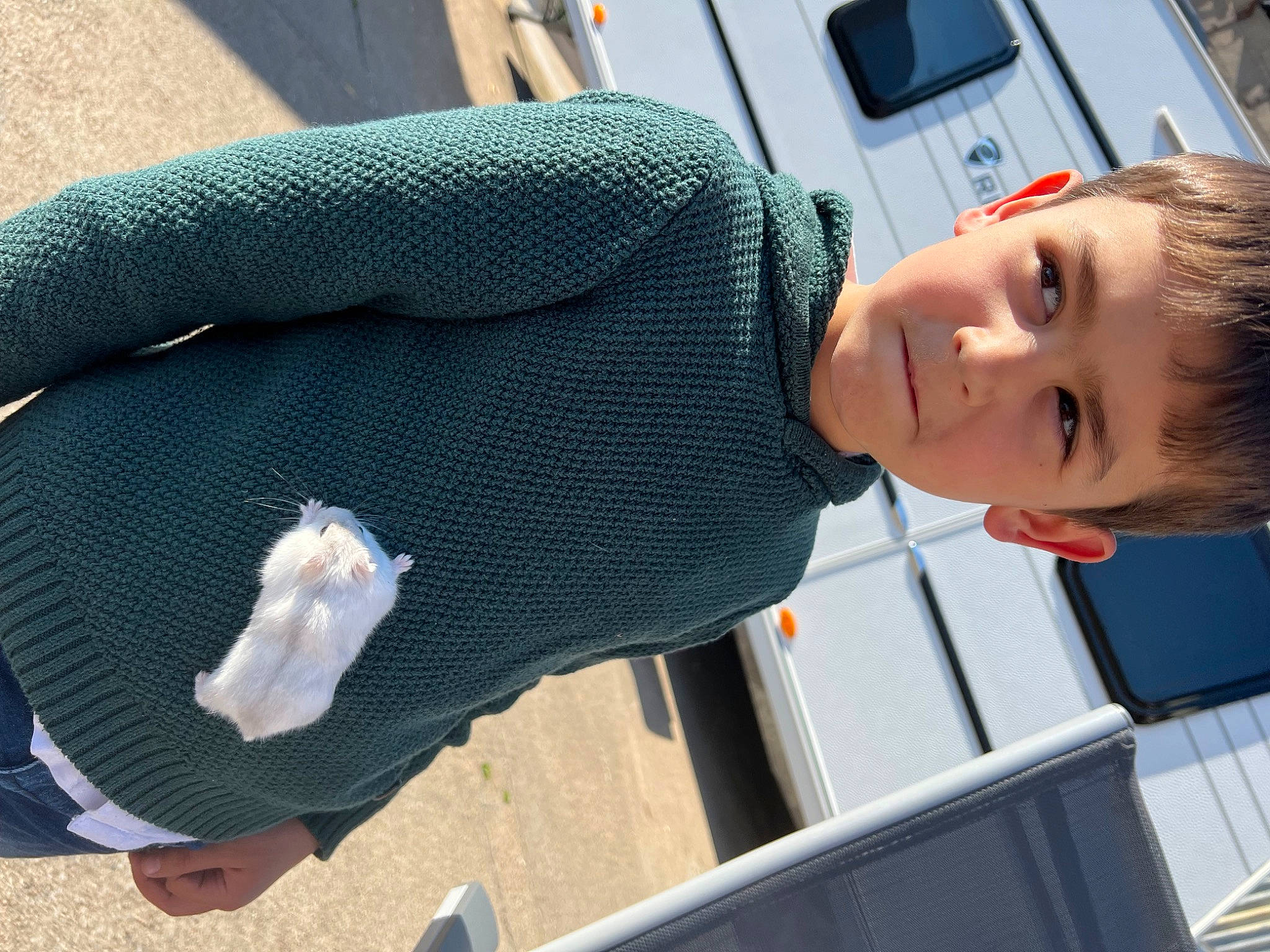 Hayden a rejoint le concours — aidez-le/la à gagner de superbes lots ! auto_part, automotive_design, automotive_exterior, automotive_lighting, bumper, car, elbow, electric_blue, family_car, fun, hat, mammal, motor_vehicle, person, toddler, travel, vehicle, vehicle_door, vertebrate, white