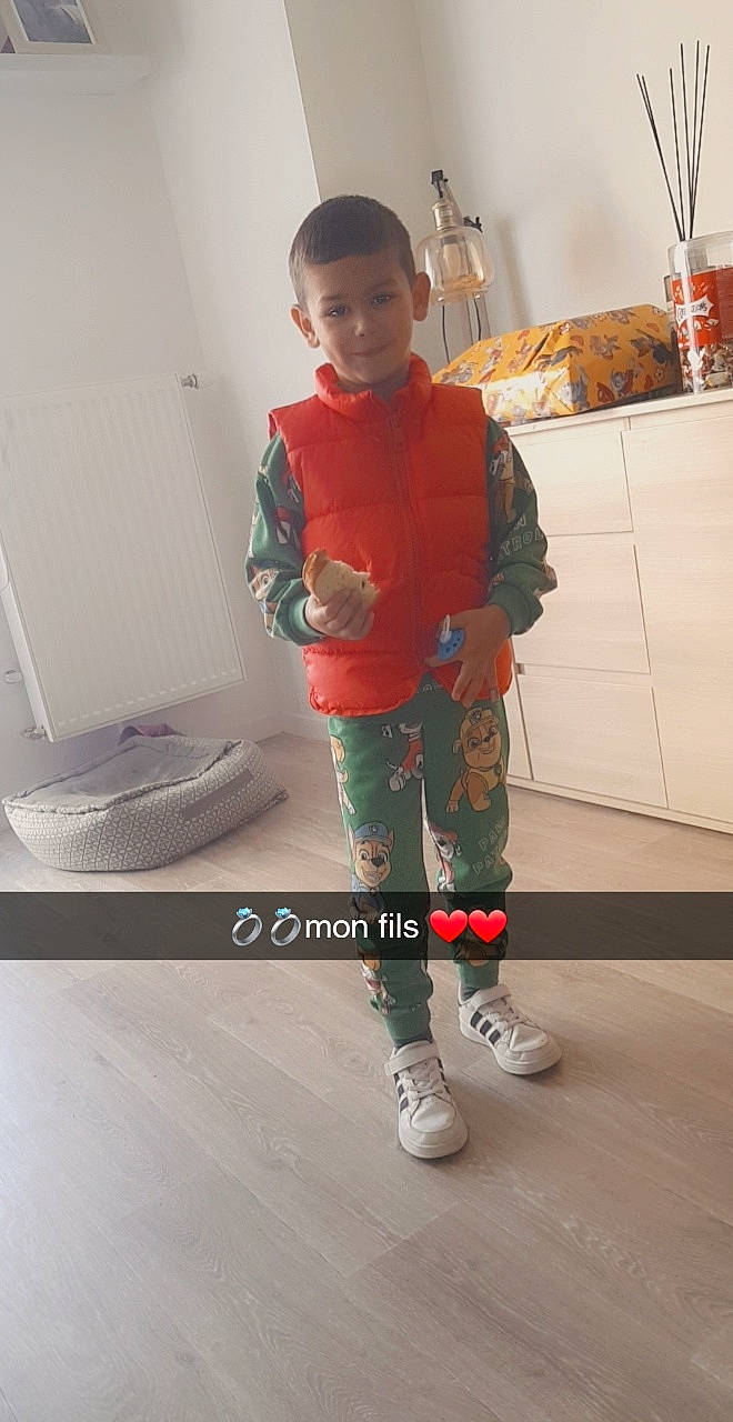 Hayden a rejoint le concours — aidez-le/la à gagner de superbes lots ! boot, eyewear, fashion_design, flooring, footwear, hat, houseplant, human_leg, knee, laptop, leg, person, personal_protective_equipment, shoe, sleeve, smile, sneakers, sportswear, standing, thigh