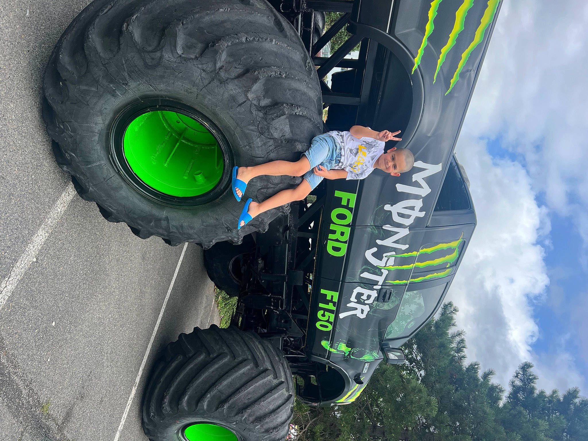 Hayden participe au concours pour gagner de l'argent avec cette photo : asphalt, automotive_design, automotive_exterior, automotive_tire, automotive_wheel_system, cloud, fender, green, hubcap, joy, light, motor_vehicle, person, rim, sky, synthetic_rubber, tire, tire_care, tread, vehicle