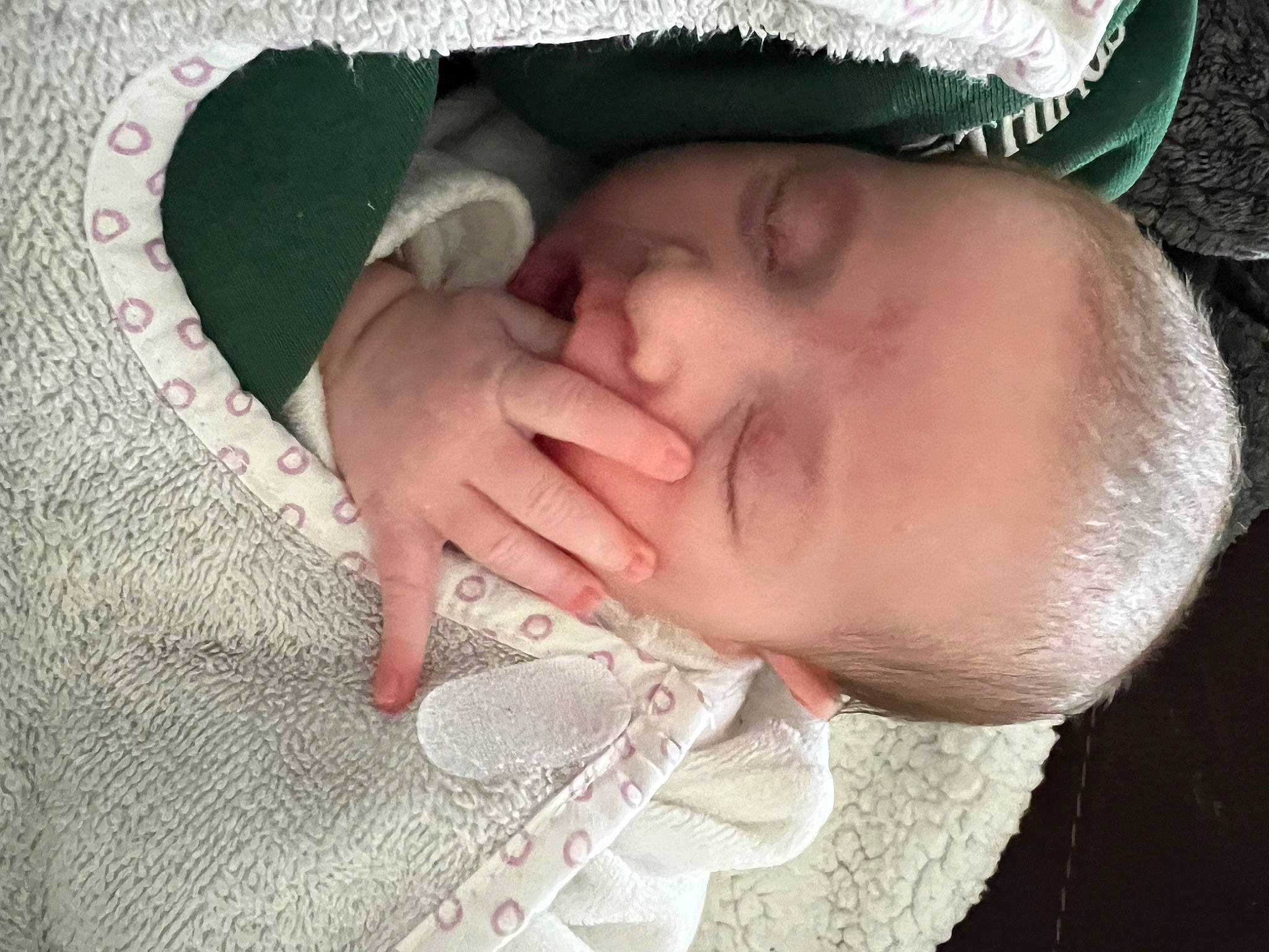 Kamyla participe au concours pour gagner de l'argent avec cette photo : baby, cheek, comfort, ear, eye, eyebrow, eyelash, finger, gesture, hand, happy, headgear, linens, lip, mouth, neck, nose, person, skin, textile