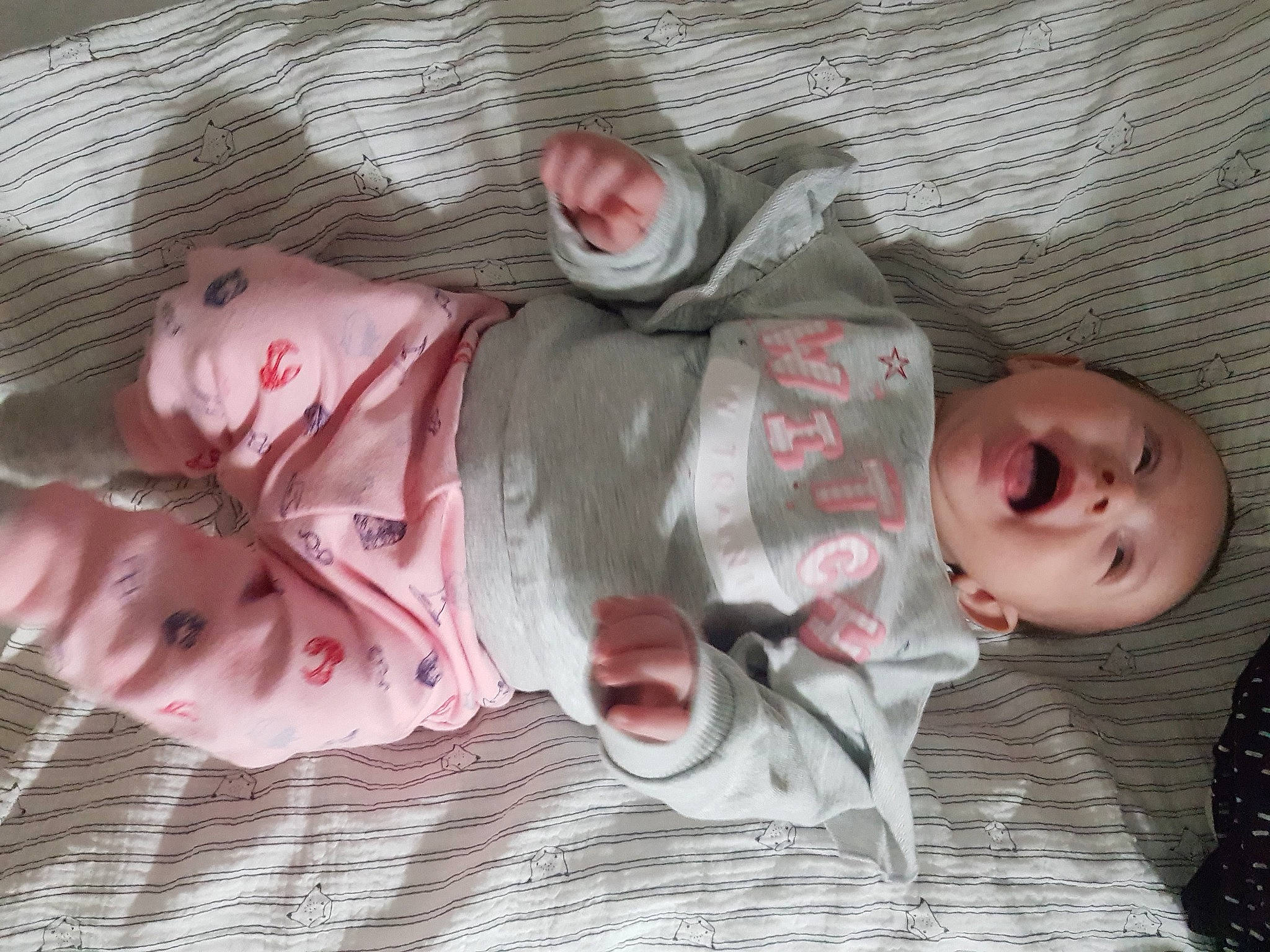 Kamyla a rejoint le concours — aidez-le/la à gagner de superbes lots ! baby, baby_toddler_clothing, cheek, comfort, eye, face, facial_expression, hand, head, headgear, linens, lip, mouth, nose, outerwear, person, pink, skin, sleeve, textile