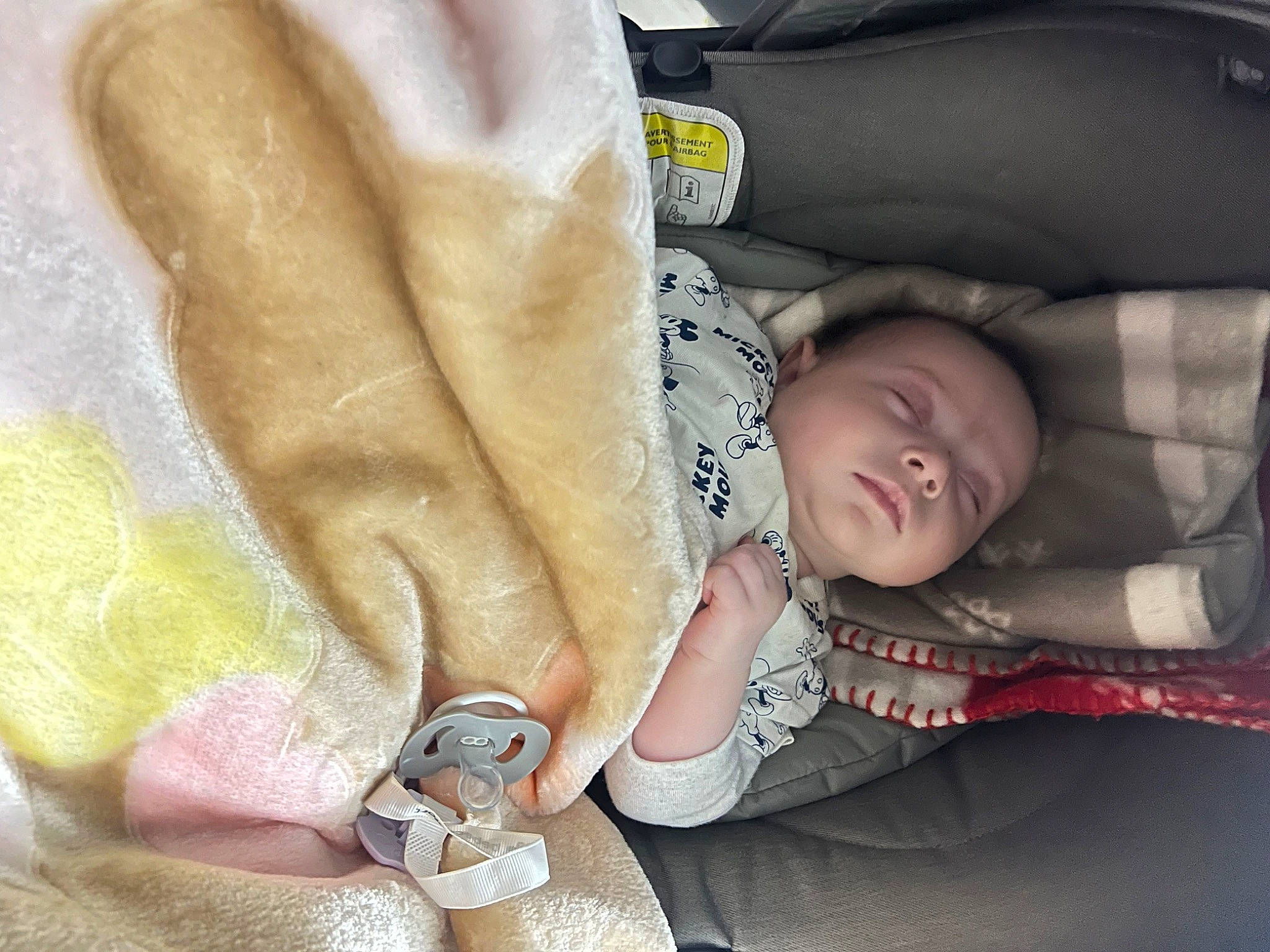 Kamyla participe au concours pour gagner de l'argent avec cette photo : baby, baby_carriage, baby_products, baby_toddler_clothing, child, comfort, finger, gesture, hand, human_leg, jewellery, linens, mammal, nail, person, product, room, skin, thumb, toddler