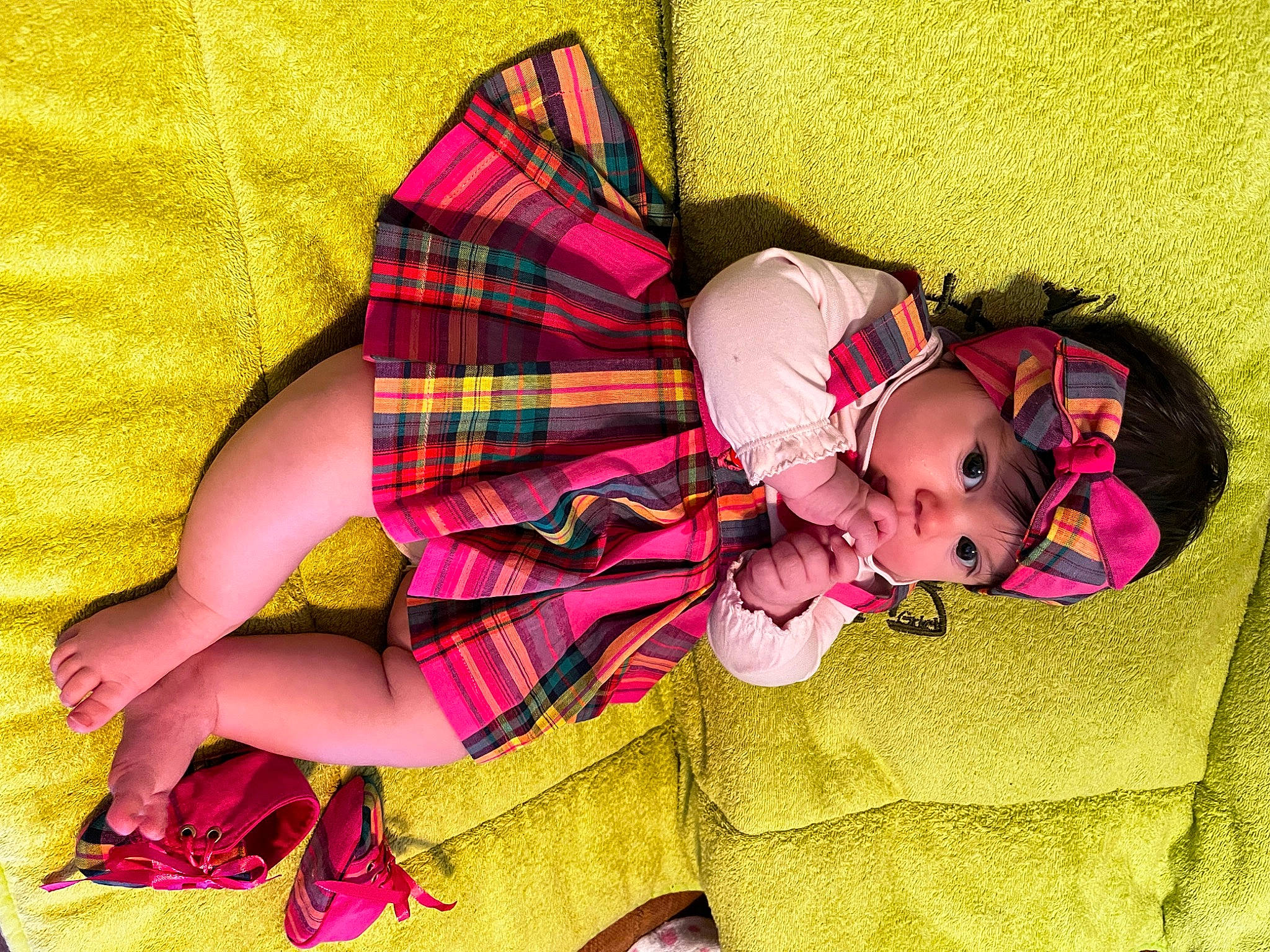 Charlie a rejoint le concours — aidez-le/la à gagner de superbes lots ! arm, baby, baby_toddler_clothing, comfort, eye, happy, headwear, human_body, lap, leg, linens, magenta, pattern, person, pink, plaid, purple, sleeve, tartan, textile