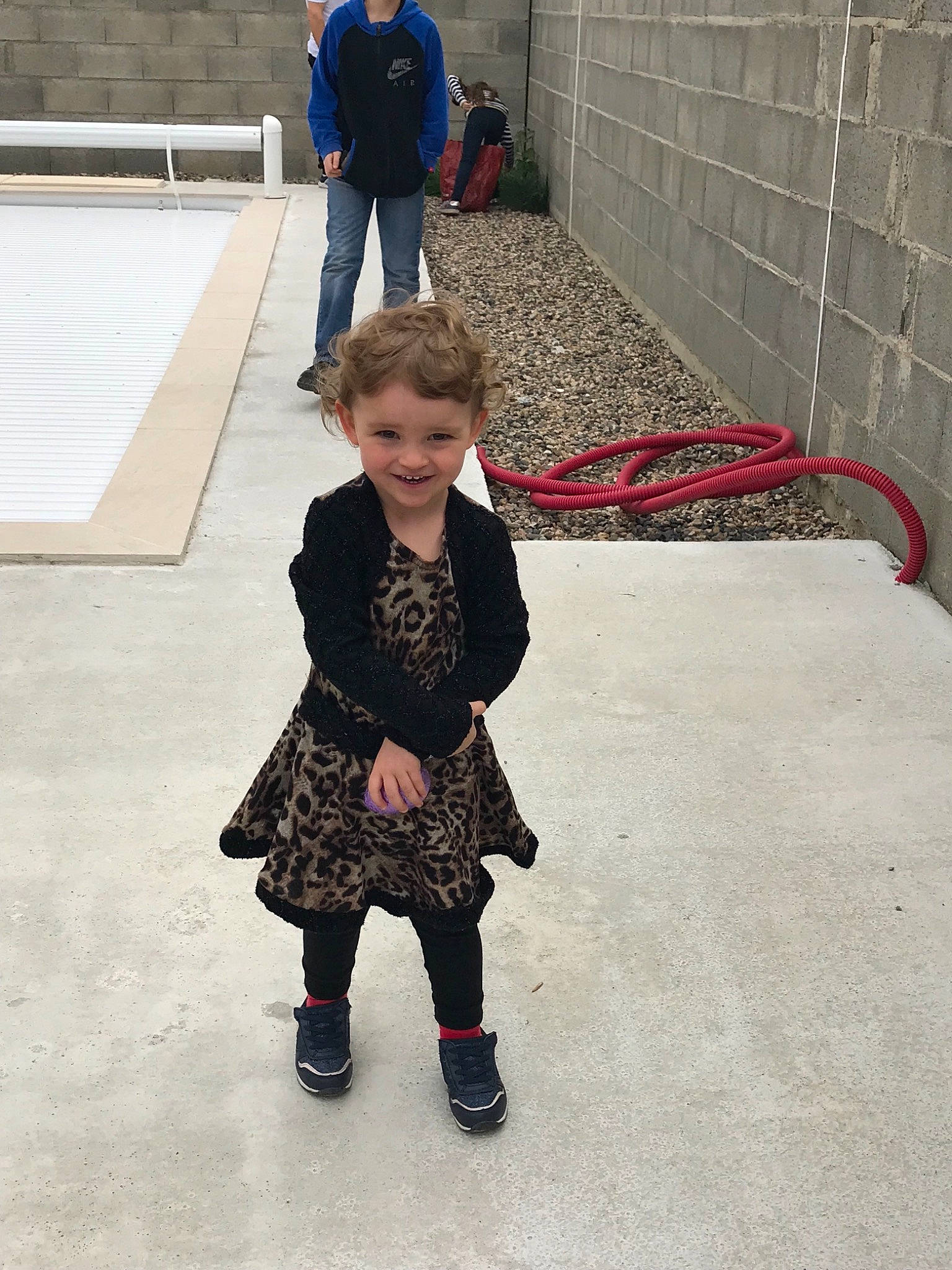 Téa a rejoint le concours — aidez-le/la à gagner de superbes lots ! child, footwear, joy, outerwear, person, shoe