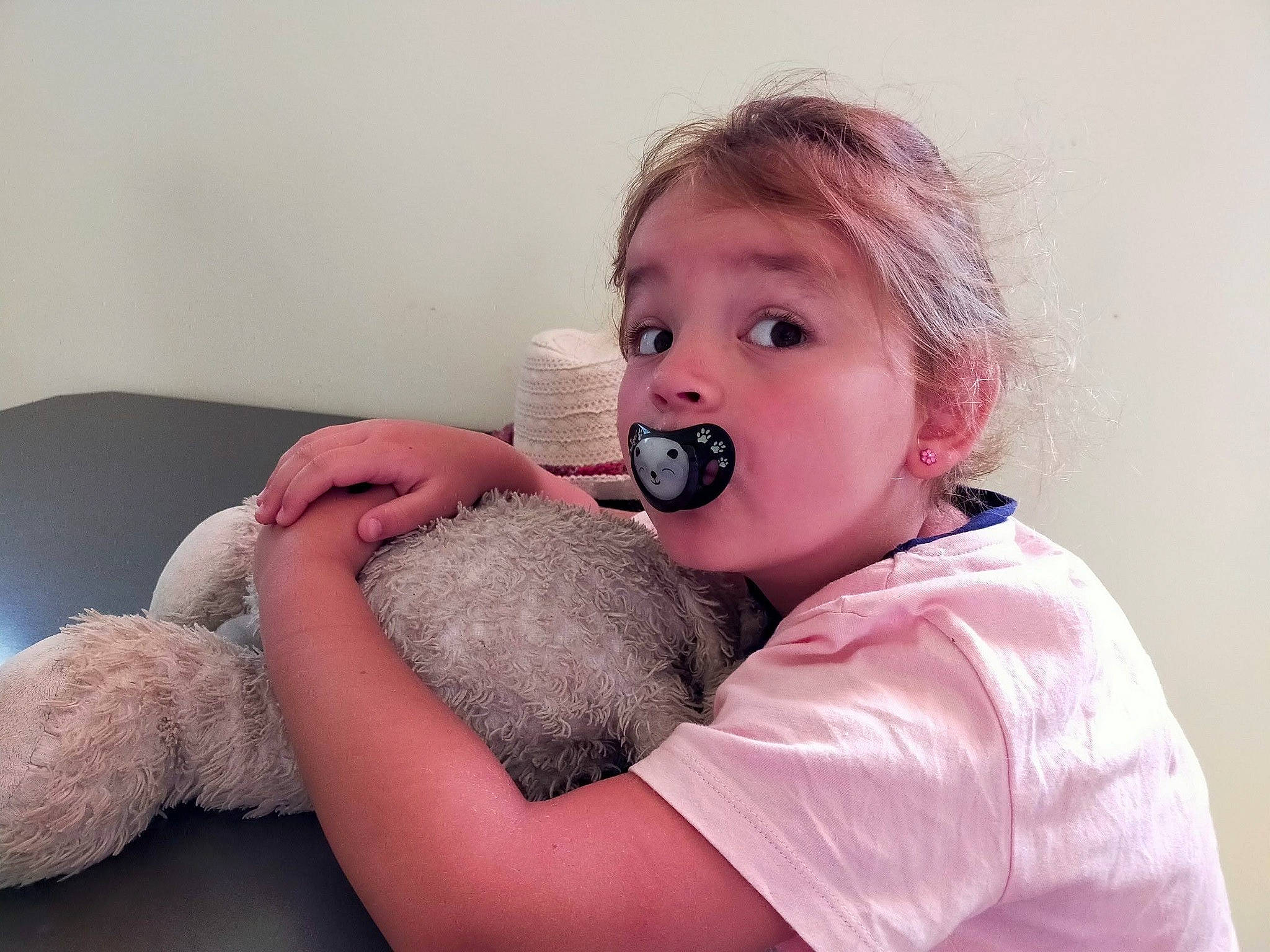 Tea a rejoint le concours — aidez-le/la à gagner de superbes lots ! arm, audio_equipment, baby, comfort, couch, ear, elbow, eye, eyelash, face, finger, gesture, hand, happy, neck, person, shoulder, skin, stuffed_toy, toddler