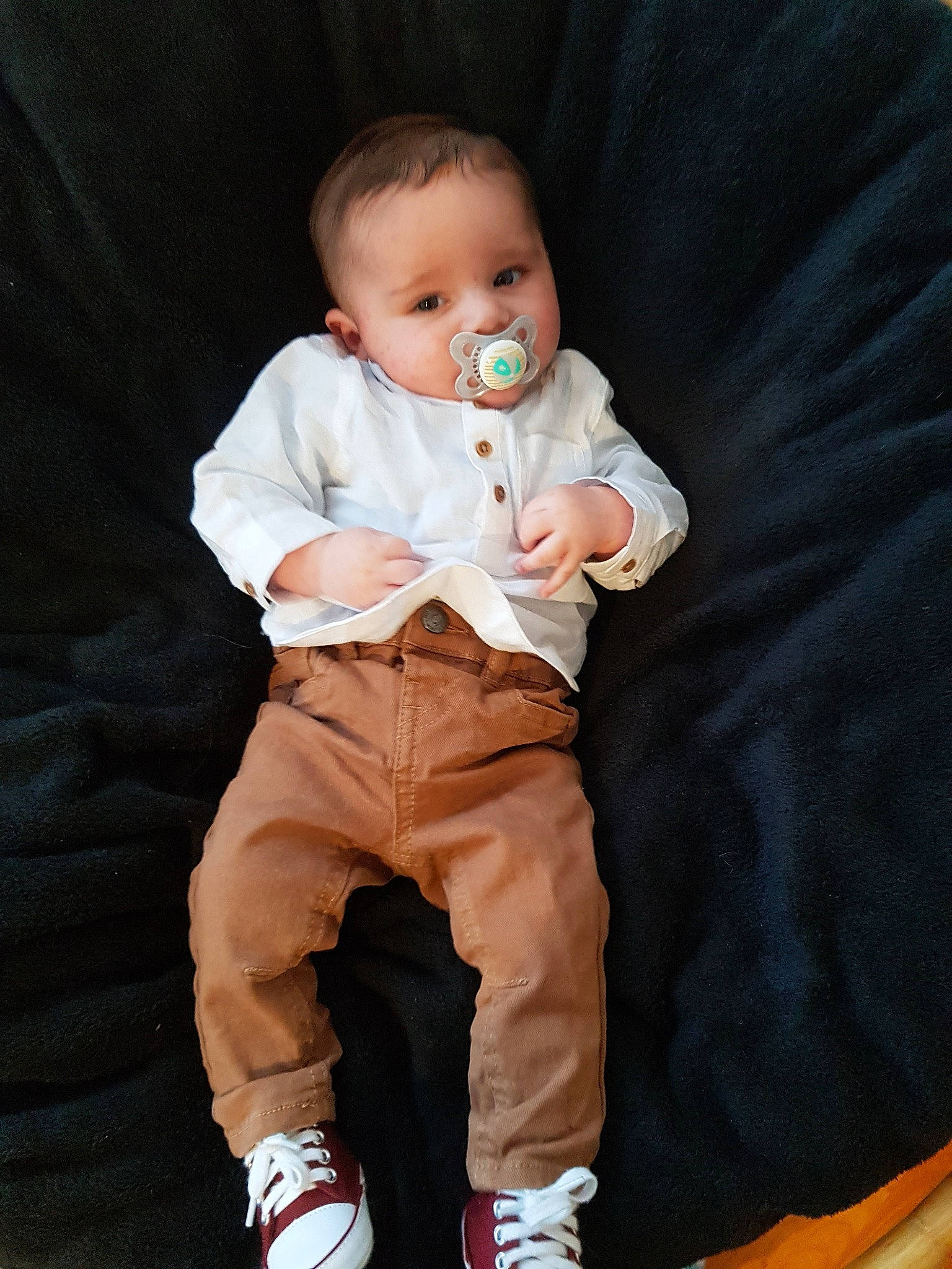 Lenny a rejoint le concours — aidez-le/la à gagner de superbes lots ! baby, baby_products, baby_toddler_clothing, cheek, child, eye, finger, joy, person, product, sitting, skin, toddler