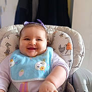 Lola a rejoint le concours — aidez-le/la à gagner de superbes lots ! armchair, baby, bib, bodypart, chair, couch, cushion, face, finger, furniture, hand, happy, head, homedecor, newborn, person, photography, portrait, sitting, smile