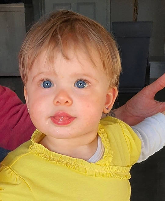 Lucie a rejoint le concours — aidez-le/la à gagner de superbes lots ! baby, baby_toddler_clothing, cheek, chin, ear, eye, eyebrow, eyelash, forehead, gesture, hair, human_body, iris, jaw, lip, mouth, neck, nose, person, skin