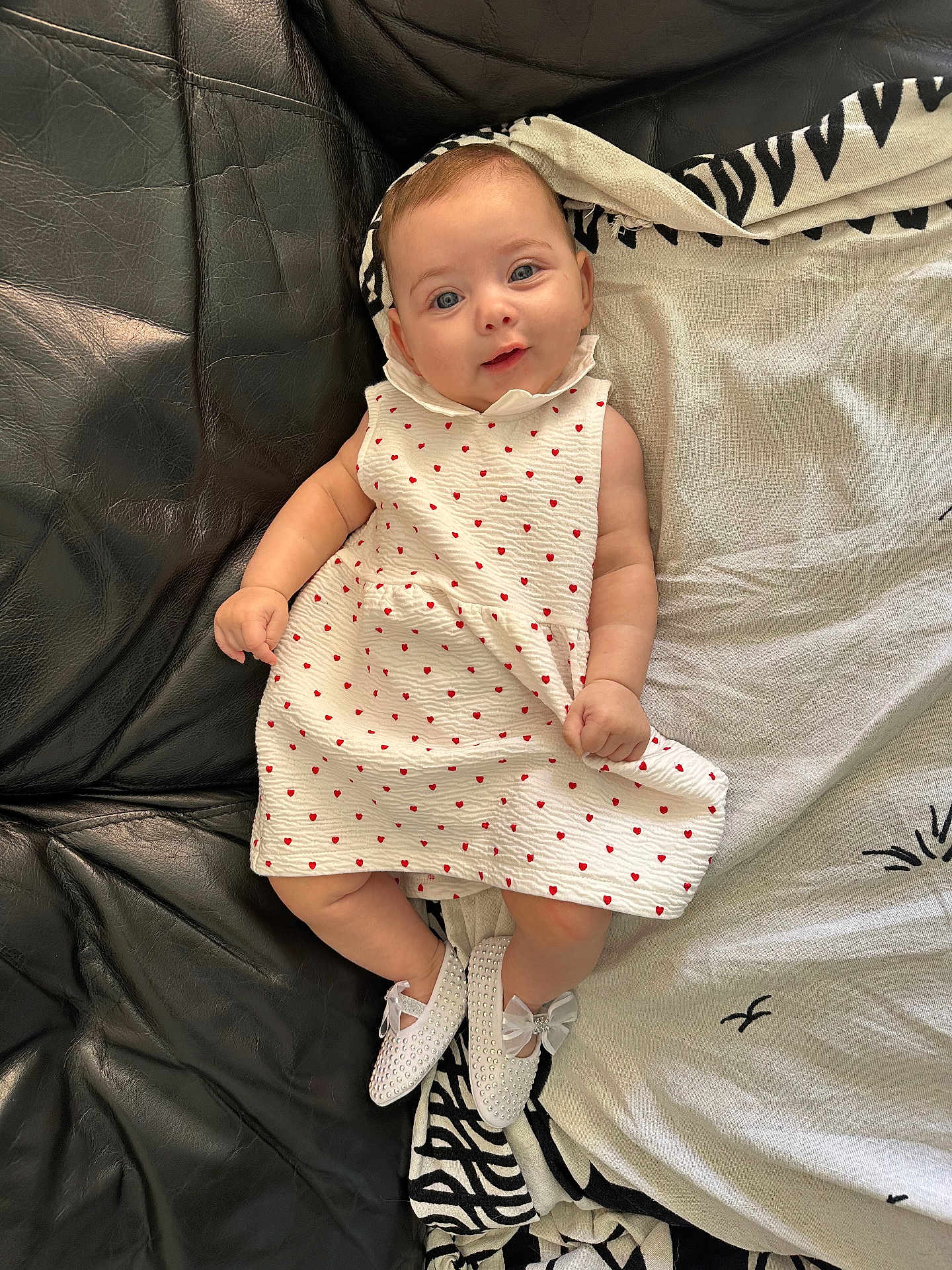 Milaya a rejoint le concours — aidez-le/la à gagner de superbes lots ! baby, infant, dress, white_dress, red_hearts, shoes, white_shoes, pearls, bow, blanket, black_leather, couch, pattern, face, smile, blue_eyes, skin, hand, foot, cute