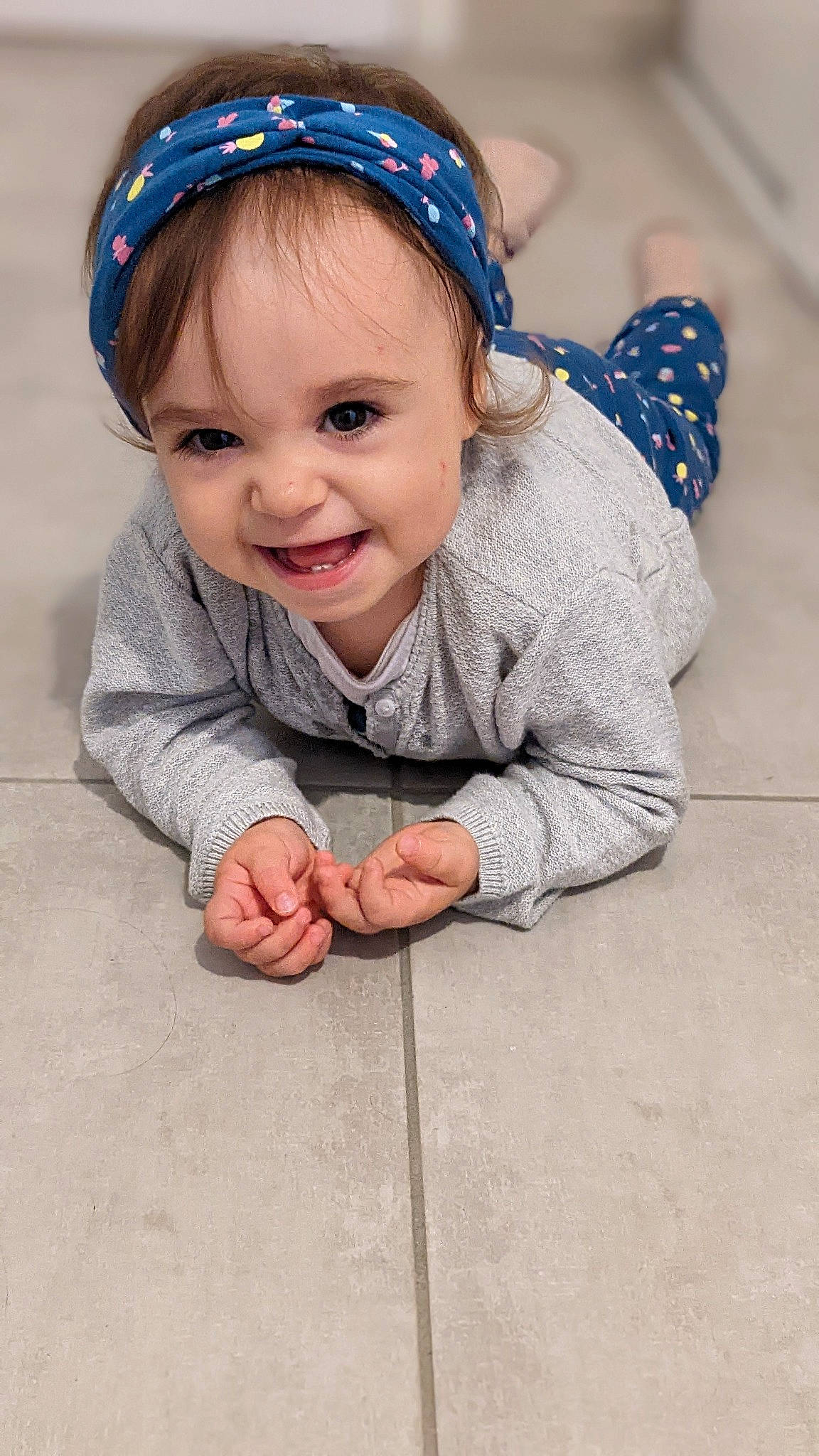 Anna participe au concours pour gagner de l'argent avec cette photo : baby, baby_toddler_clothing, cheek, child, chin, electric_blue, eye, face, flooring, fun, gesture, grass, happy, head, headwear, joy, person, product, skin, sleeve